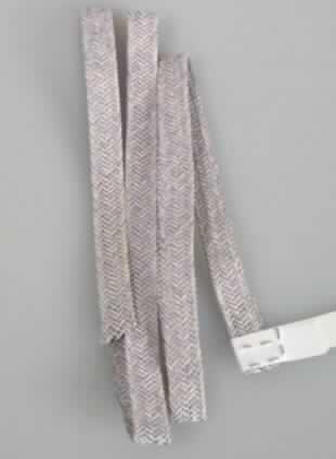 Geflecht mit einer Breite von ca. 10 mm (lt. Antragsangaben wird die Ware in verschiedenen
Breiten hergestellt), aus -lt. Untersuchung- charakterbestimmend 13 Papierstreifen, mit 4 in
Längsrichtung verlaufenden Spinnstoffgarnen verstärkt. Die Ware wird zur Hutherstellung ver-
wendet.