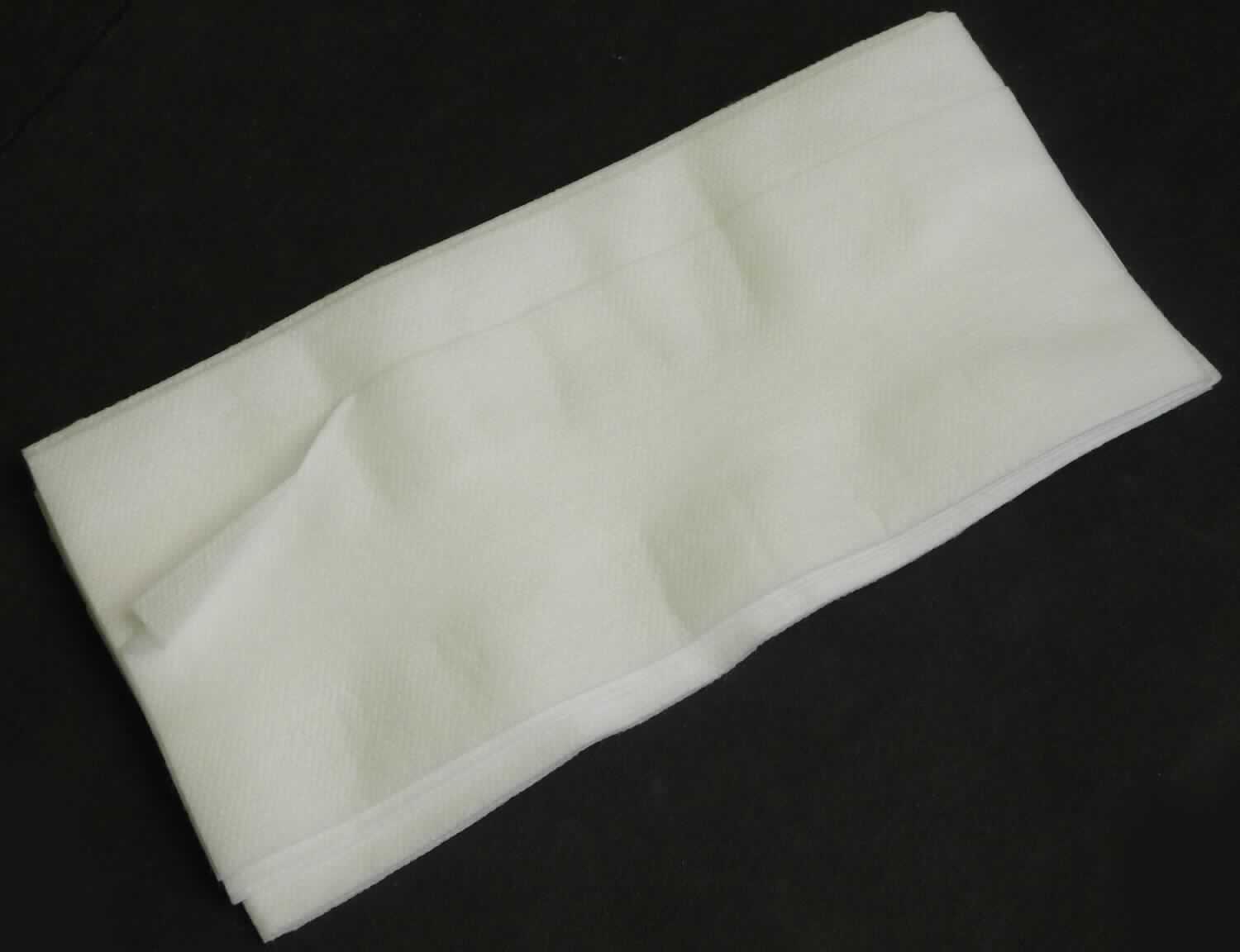 Vliesstoff, sog. imprägniertes Staubtuch, EAN: 4304218106186, Foto siehe Anlage,
- laut Antrag mit zehn Stück je Verpackungseinheit verpackt,
- quadratisch, laut Antrag mit einer Seitenlänge von 38 cm,
- laut Untersuchungsergebnis:
-- aus punktuell thermisch verfestigten synthetischen Chemiefasern; die Antragsangaben von 66 GHT Polypropylen
   und 34 GHT Viskose können als zutreffend angesehen werden, 
-- mit einem Quadratmetergewicht von ca. 53 Gramm,
-- keine Filamente enthaltend,
- einlagig,
- augenscheinlich weder bestrichen noch überzogen.

"Vliesstoff, anderer als in den Unterpositionen 5603 11 bis 5603 14 genannte, mit einem Quadratmetergewicht 
 von mehr als 25 g bis 70 g, nicht bestrichen oder überzogen, anderer als in den Unterpositionen 5603 9290 10 bis
 5603 9290 80 genannte"