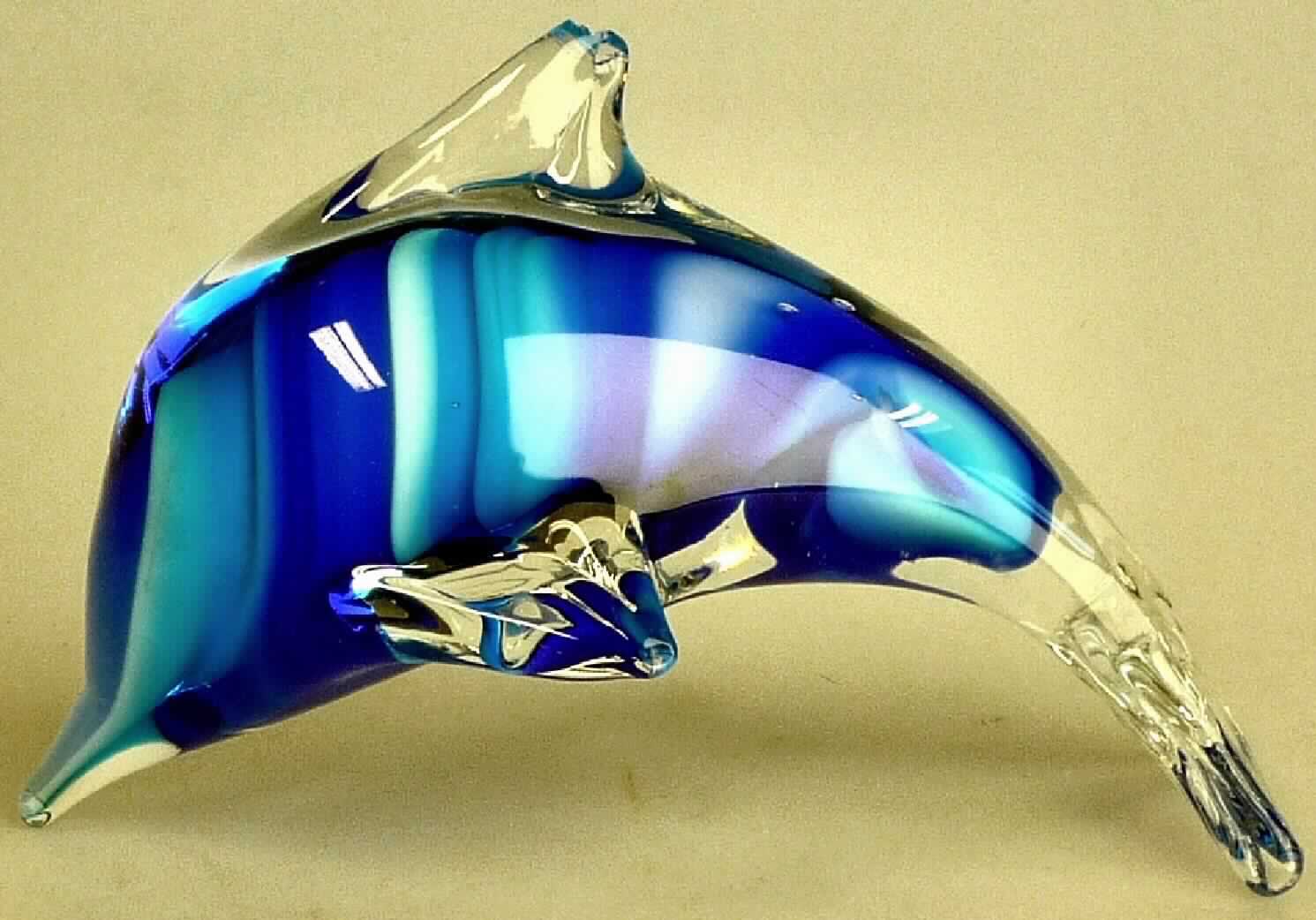 Ziergegenstand aus lampengeblasenem (gesponnenem) Glas, Tierfigur Delfin, 
Art.-Nr. 17735, Abbildung siehe Anlage, 
- in Form einer klarsichtigen, innen blau-türkisfarben, massiven Delfinfigur, 
- aus lt. Antrag lampengeblasenem (gesponnenem) Glas, 
- mit den Abmessungen von ca. 12 (L) x 7 (B) x 7 (H) cm.

"Ziergegenstand aus lampengeblasenem (gesponnenem) Glas"