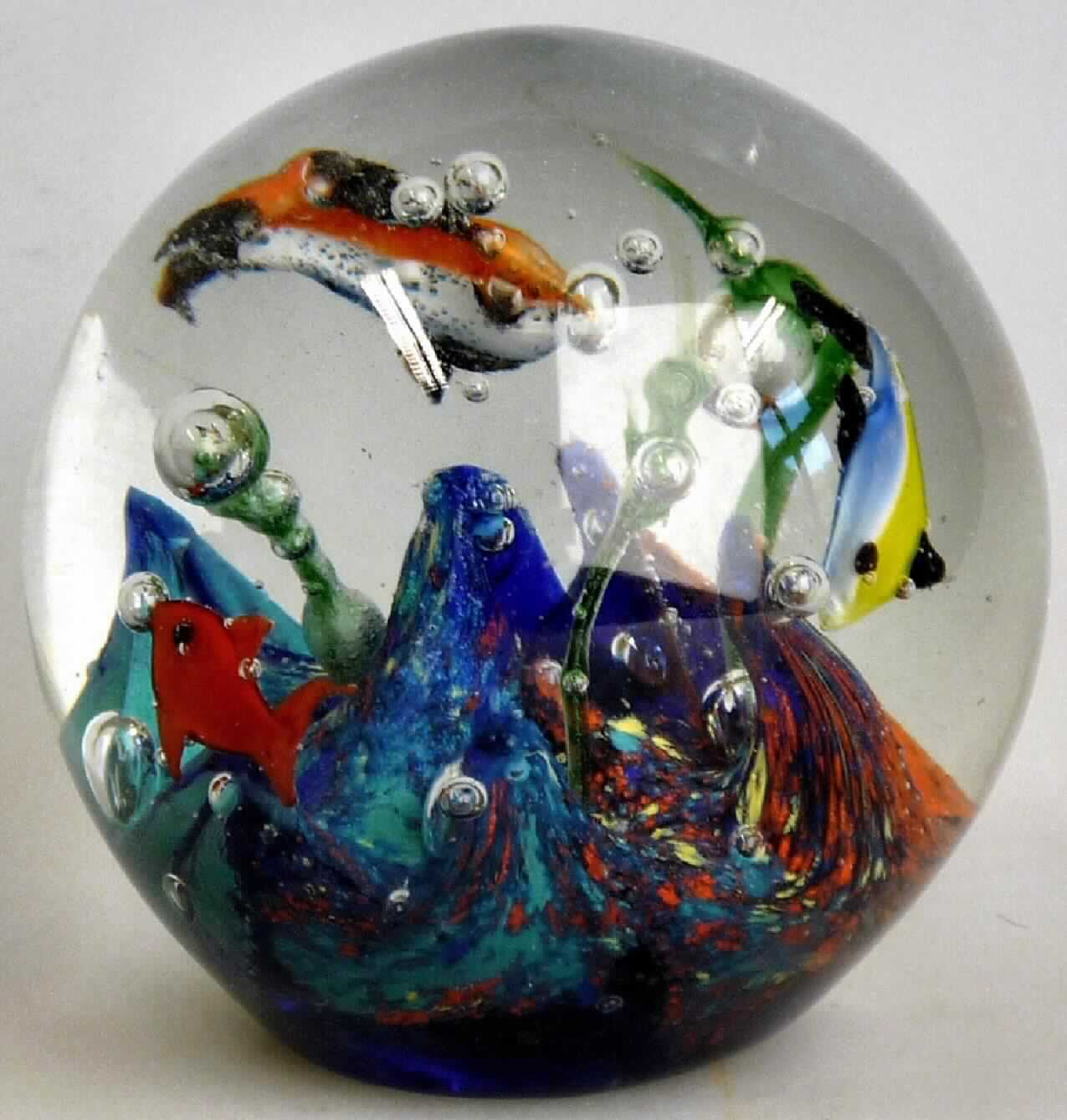 Ziergegenstand aus lampengeblasenem (gesponnenem) Glas, sog. Traumkugel, 
Art.-Nr. 17934-54, Abbildung siehe Anlage, 
- in Form einer klarsichtigen, massiven Glaskugel, 
- - innen in der Art eines Aquarium mit Fischen und Landschaft bunt gestaltet, 
- aus lt. Antrag lampengeblasenem (gesponnenem) Glas, 
- mit einer ebenen Standfläche ausgestattet, 
- mit einem Durchmesser von ca. 7 cm und einer Höhe von ca. 7 cm.

"Ziergegenstand aus lampengeblasenem (gesponnenem) Glas"