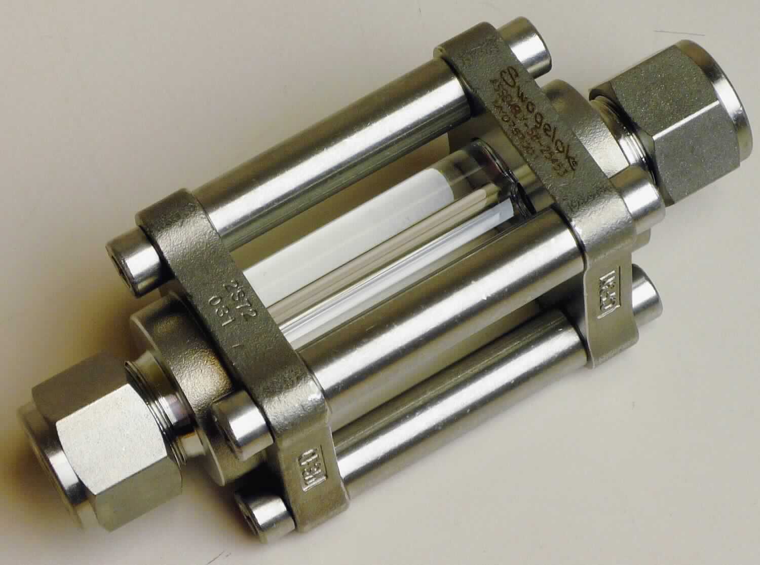 Rohrverbindungsstück; Schauglas

Bei der Ware handelt es sich um ein Rohrverbindungsstück, bestehend aus einer Glasröhre, verbaut in einem Gehäuse aus nicht rostendem Stahl, mit Schraubanschlüssen und Überwurfmuttern an beiden Enden. Das sogenannte Schauglas wird in industriellen Anlagen verwendet, indem es zwischen zwei Rohre verschraubt wird und den Durchfluss flüssiger Medien durch Sichtprüfung erkennbar macht.
Verwendet werden zöllige oder metrische Gewindetypen.
Das Rohrverbindungssystem aus Stahl bestimmt den Charakter der aus verschiedenen Bestandteilen bestehenden Ware.

Die Ware ist nach ihrer Beschaffenheit als anderes Rohrformstück, aus nicht rostendem Stahl mit Gewinde in die Codenummer 7307 2910 90 0 des Zolltarifs einzureihen.