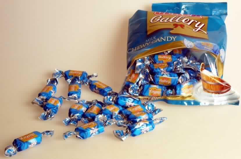 Zuckerware, Weichkaramelle.

Bei der vorgelegten Ware handelt es sich um quaderförmige weiße Kaubonbons (ca. 3 cm x 2 cm x 1 cm) einzeln verpackt in bedruckte Bonbonfolie. Die Bonbons liegen in der Geschmacksrichtung "Milch" vor.
Sie sind in einer türkisblauen Kunststofftüte mit mehrsprachiger Beschriftung zu deklarierten 300 g für den Einzelverkauf aufgemacht.
 
Nach dem Ergebnis der Untersuchung enthält die Ware (gemäß VO (EG) Nr. 900/2008 und VO (EU) Nr. 118/2010): 

- Milchfett: 0 bis weniger als 3 GHT
- Milchprotein: 0 bis weniger als 2,5 GHT 
- Stärke/Glucose: 25 bis weniger als 50 GHT 
- Saccharose/Invertzucker/Isoglucose: 30 bis weniger als 50 GHT 

Zolltariflich wird das Erzeugnis als Zuckerware ohne Kakaogehalt von der Position 1704 der KN erfasst. Innerhalb dieser Position ist die Ware auf Grund des enthaltenen Fetts als Weichkaramelle in die Unterposition 1704 9075 einzureihen.