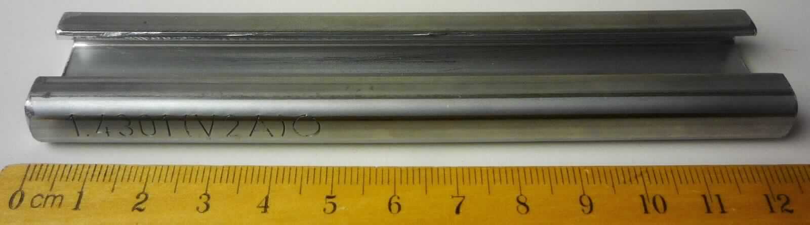 Profil aus nicht rostendem Stahl

Bei der Ware handelt es sich um ein metallisches Erzeugnis mit einem über die gesamte Länge gleichbleibenden Querschnitt (C-Profil). Nach den Angaben besteht das Profil aus einem nichtrostenden Stahl (1.4301 / V2A). Das Profil ist nicht weiter bearbeitet als kalthergestellt oder kaltfertiggestellt. Es wird als Trageschiene in Rohrleitungsbefestigungssystemen verwendet.

Die Ware ist aufgrund ihrer Beschaffenheit als Profil, aus nicht rostendem Stahl, nur kalthergestellt oder nur kaltfertiggestellt, in die Unterposition 7222 4050 der Kombinierten Nomenklatur einzureihen.