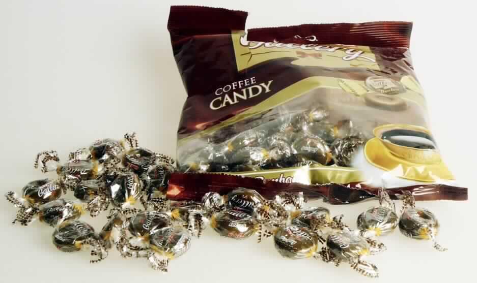 Zuckerware, Weichkaramelle.

Bei der vorgelegten Ware handelt es sich um runde, mittig vertiefte, braune Bonbons (Durchmesser ca. 2,3 cm, Höhe ca. 0,9 cm) einzeln verpackt in bedruckte Bonbonfolie. Die Bonbons liegen in der Geschmacksrichtung "Kaffee" vor.
Die Karamellen sind in einer rotbraunen Kunststofftüte mit mehrsprachiger Beschriftung zu deklarierten 300 g für den Einzelverkauf aufgemacht.
 
Nach dem Ergebnis der Untersuchung enthält die Ware (gemäß VO (EG) Nr. 900/2008 und VO (EU) Nr. 118/2010): 

- Milchfett: 0 bis weniger als 3 GHT
- Milchprotein: 0 bis weniger als 2,5 GHT 
- Stärke/Glucose: 25 bis weniger als 50 GHT 
- Saccharose/Invertzucker/Isoglucose: 30 bis weniger als 50 GHT 

Zolltariflich wird das Erzeugnis als Zuckerware ohne Kakaogehalt von der Position 1704 der KN erfasst. Innerhalb dieser Position ist die Ware auf Grund des enthaltenen Fetts als Weichkaramelle in die Unterposition 1704 9075 einzureihen.