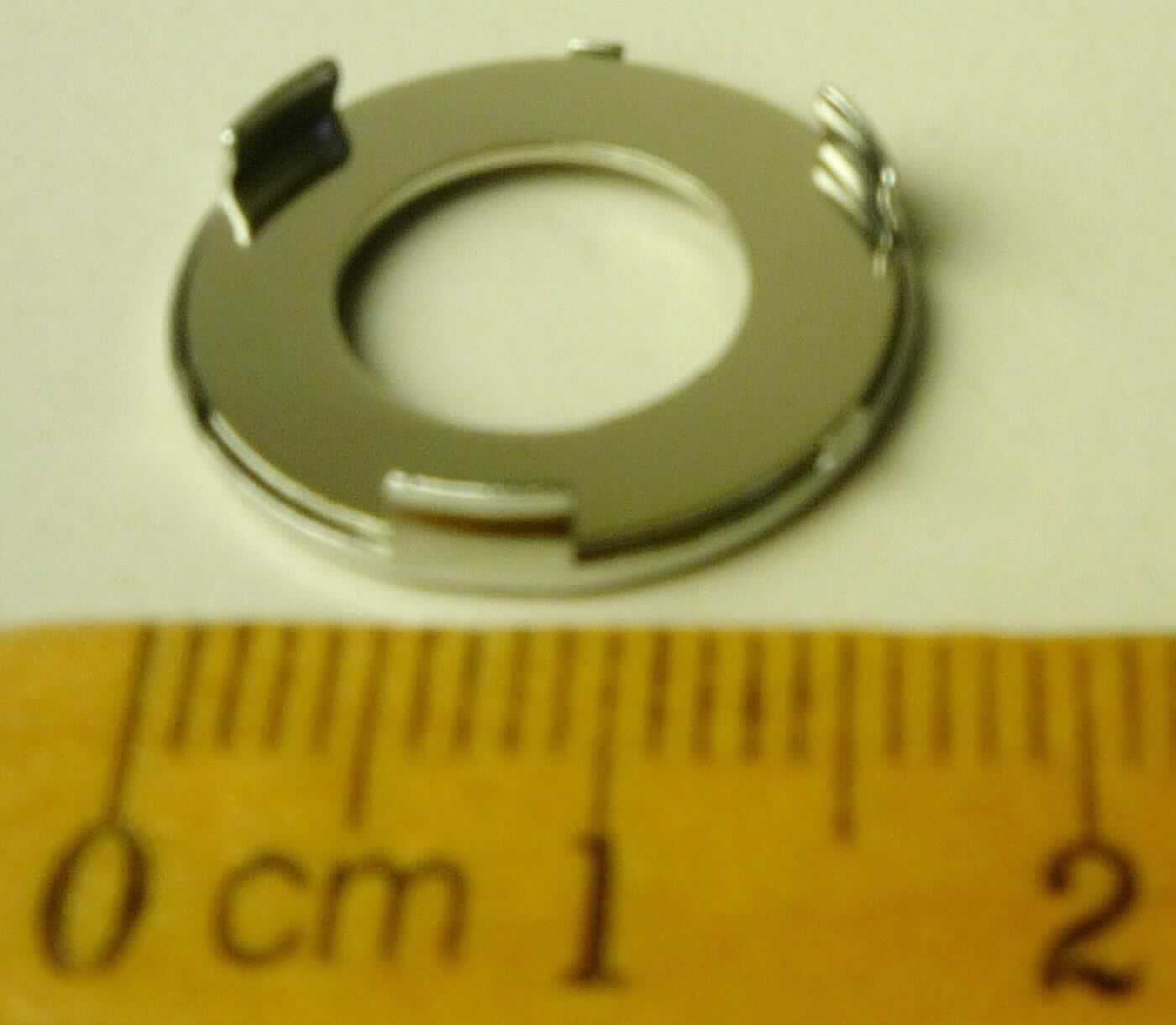 Es handelt sich um aus Nickel gefertigte Erzeugnisse in Form von Ringen, die in eine passgenaue Halterung mit drei am unteren Ende abgewinkelten Klemmvorrichtungen eingelegt sind. Die Waren sind unterschiedlicher Größe (1/16 bis 1 Zoll) und werden als Dichtscheiben in Rohrleitungen (Druckleitungen) verwendet.
- Antragstellerangaben -

Abbildung siehe Anlage.

Derartige Erzeugnisse gehören als "andere Waren aus Nickel" zur Codenummer 7508 9000 00 0 des Zolltarifs.