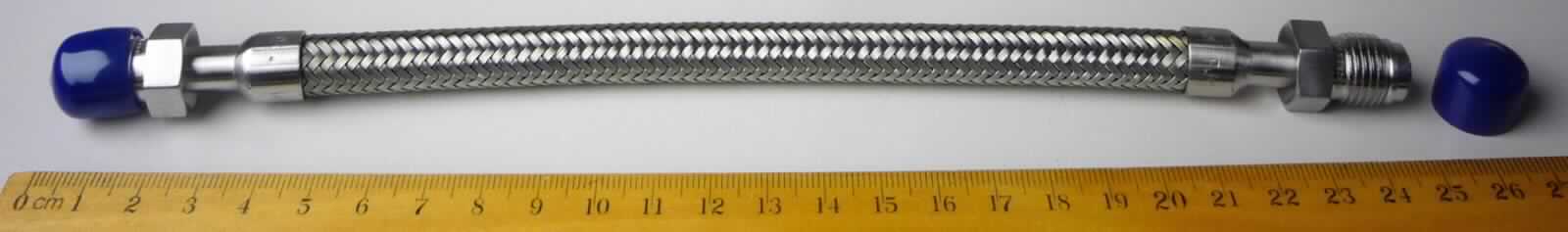 Es handelt sich um aus Stahl gefertigte, flexible Hohlerzeugnisse mit einem Innenschlauch mit kreisförmigem Querschnitt (Innendurchmesser: zwischen 6,1 mm und 52,1 mm) in unterschiedlichen Längen und mit einer Ummantelung aus geflochtenem Draht. Die Erzeugnisse können an den Enden mit angeschweißten Verbindungsstücken aus Stahl mit Schutzkappen aus Kunststoff oder Kautschuk versehen sein und werden z. B. bei Vakuum-Anwendungen mit hohen Temperaturen eingesetzt.
- Antragstellerangaben -  

Abbildung siehe Anlage.

Derartige Erzeugnisse gehören als "Schläuche aus unedlen Metallen (Stahl), auch mit Verbindungsstücken" zur Codenummer 8307 1000 90 0 des Zolltarifs