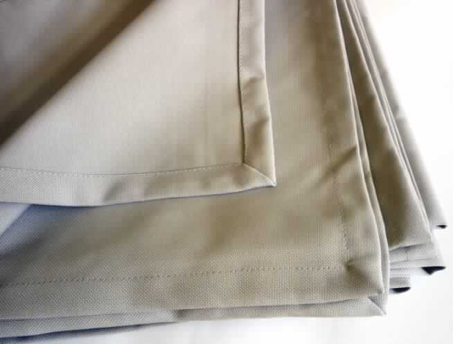 Tischwäsche, sog. Gartentischdecke Sommerfeeling, Art. 288213, Foto siehe Anlage,
- aus 0,6 mm dicken, einfarbigen Geweben aus laut Antrag 100% Polyester (synthetische
  Chemiefasern),
- rechteckig, in den Abmessungen: ca. 220 cm x 160 cm,
- an den Rändern durch Umschlagen und Festnähen gesäumt (somit konfektioniert),
- wird üblicherweise gewaschen und kennzeichnet sich nach Verwendungszweck und
  Materialbeschaffenheit als Tischwäsche.

"Tischwäsche, aus Geweben, aus Chemiefasern"
