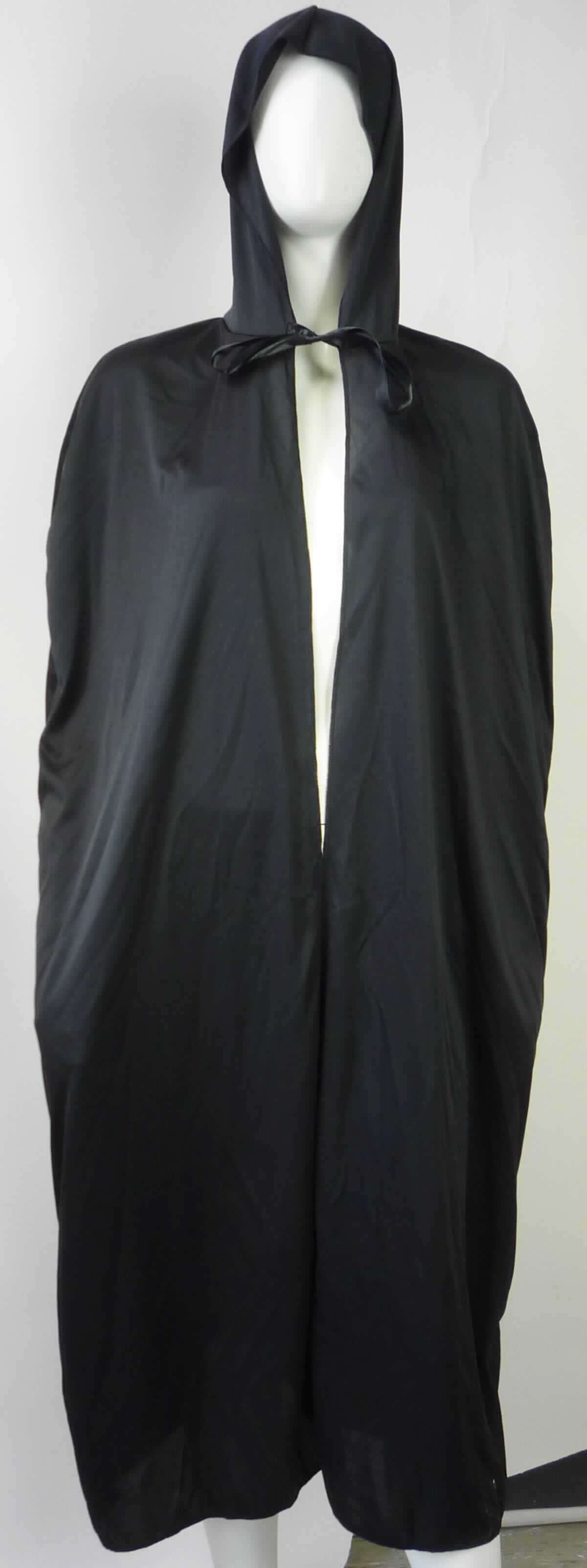 Umhang, Art. 2840247, in Erwachsenengröße, Foto siehe Anlage,
- aus ca. 0,5 mm dicken, einfarbigen Gewirken aus laut Antrag 100 % Polyester (synthetische Chemiefasern),
- bis über die Knie reichend (Rückenlänge: ca. 117 cm); den Rücken, die Schultern und die Arme bedeckend,
- mit einer angesetzten Kapuze,
- vorn mit einer durchgehenden Öffnung, am Halsausschnitt mit einem Bindeband zu schließen, ohne Hinweise
  auf den Trägerkreis (unisex),
- an den Rändern durch Überwendlichnähte gesäumt,
- wird im Allgemeinen über jeder anderen Kleidung und zum Schutz gegen das Wetter getragen.

"Umhang, aus Gewirken, für Frauen, aus Chemiefasern"