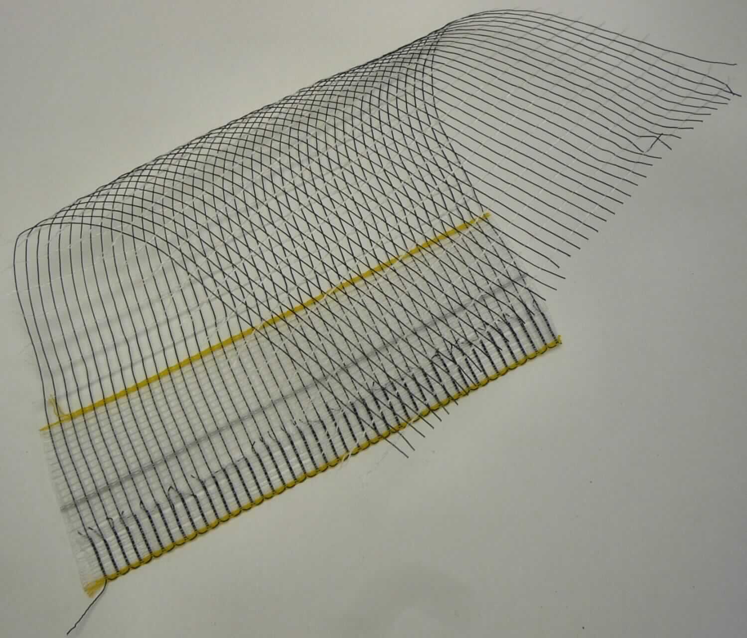 Drehergewebe, sog. Hagelschutznetz, Foto siehe Anlage,
- laut Antrag als Meterware auf Rollen,
-- in unterschiedlichen Abmessungen; mit einer Breite von mindestens 1 m (somit kein Band der Position 5806),
- in Dreherbindung gewebt,
-- mit Dreh- und Stehfäden aus laut Antrag HDPE-Monofilen (synthetische Chemiefasern); mit einem Durchmesser
   der Monofile von etwa 0,3 mm.

"Drehergewebe, keine Ware der Position 5806, aus synthetischen Chemiefasern"