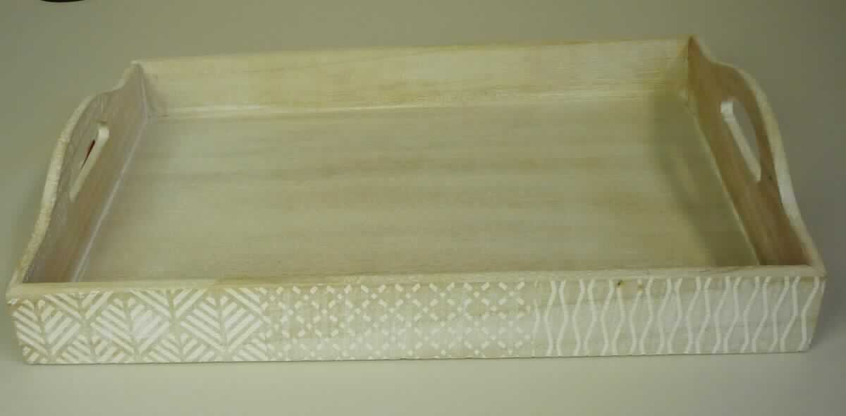 Tablett "Nordic, Art.-Nr. 15110" (Abbildung siehe Anlage)
- rechteckiges Tablett aus Paulownia-Holz (lt. Antragsteller) mit Boden aus Holz-Faserplatten 
  (MDF lt. Antragsteller), mit umlaufendem Rand mit zwei Grifföffnungen, auf den Längsseiten mit
  Reliefverzierungen (Abmessungen ca.: 40 x 28 x 8 cm),
- zur Verwendung bei Tisch oder in der Küche zum Transport und Servieren von z.B. Speisen oder Geschirr.

"Holzware zur Verwendung bei Tisch oder in der Küche, nicht aus tropischem Holz im Sinne der
 Zusätzlichen Anmerkung 2 zu Kapitel 44 - Tablett"