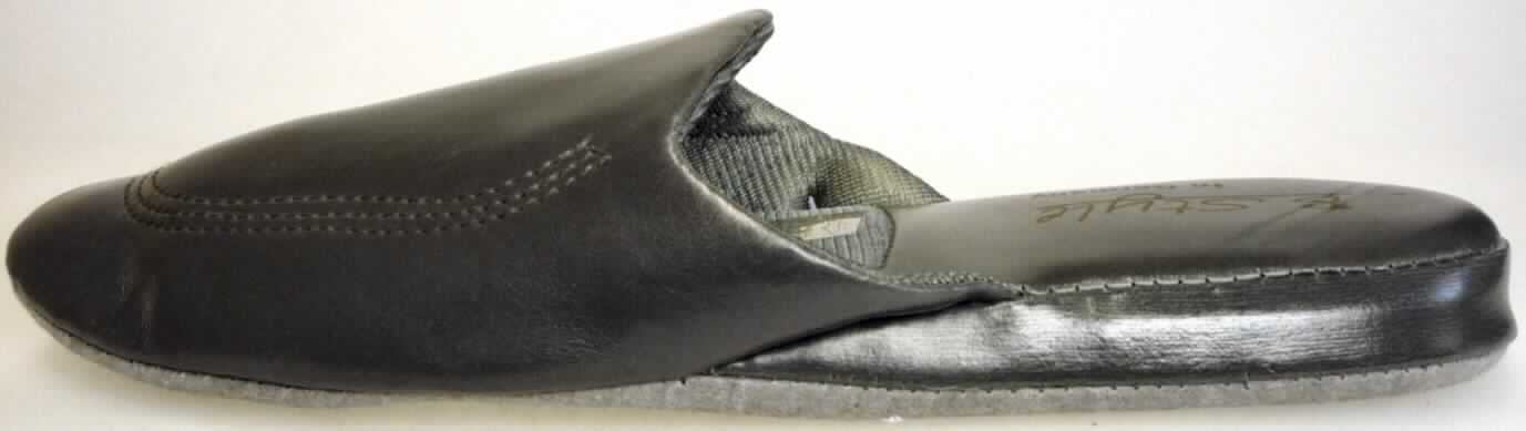 Pantoffeln (lt. Antrag: "Schuhe (F01)", Foto siehe Anlage)
- mit Laufsohlen aus (lt. Antrag) Spinnstoff,
- mit Oberteil aus Kunststoff (Spinnstoff mit einer mit bloßem Auge wahrnehmbaren 
  Außenschicht aus Kunststoff)

"Schuhe mit Laufsohlen aus Spinnstoffen und Oberteil aus Kunststoff, andere als in den 
 Unterpositionen 6405 1000 bis 6405 9010 genannt"