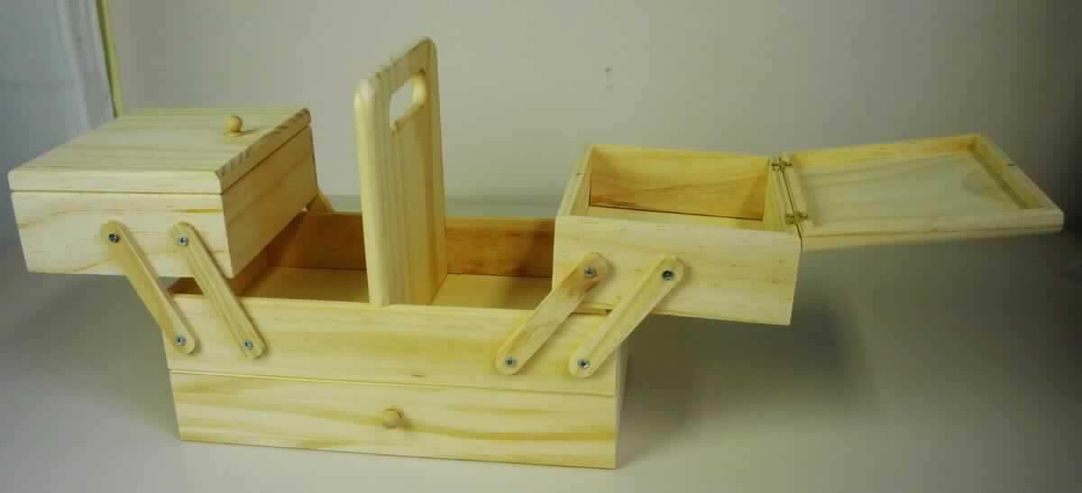 Nähkästchen, Art.-Nr. 13390 (Abbildung siehe Anlage)
- Nähkasten aus naturbelassenem Kiefernholz (lt. Antragsteller), mit einem Tragegriff, mit zwei
  seitlich scherenartig ausziehbaren Fächern mit aufklappbarem Deckel und Scharnieren aus 
  unedlem Metall, zwei weiteren Ablagefächern sowie im unteren Bereich mit einer ausziehbaren
  Schublade (Abmessungen ca.: 29 x 17 x 24 cm),
- aufgrund der Gesamtkonzeption kein kofferähnliches Behältnis der Position 4202,
- zur Aufbewahrung von Nähutensilien,
- in einem bunt bedruckten Pappkarton für den Einzelverkauf aufgemacht.
Der Charakter der Ware wird aufgrund des äußeren Erscheinungsbildes, des Umfangs sowie
der Bedeutung für die Verwendung durch das Holz bestimmt.

"Den Schmuckkassetten ähnliche Ware aus Holz, nicht aus tropischem Holz im Sinne der 
 Zusätzlichen Anmerkung 2 zu Kapitel 44 (zusammengesetzte Ware aus Holz - charakterbestimmend -
 und unedlem Metall) - sog. Nähkästchen"