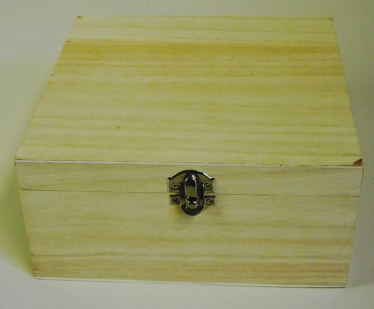 Aufbewahrungsbox, Art.-Nr. 15125 (Abbildung siehe Anlage)
- quaderförmige, sorgfältig gearbeitete Kiste aus Paulowniaholz (lt. Antragsteller) mit aufklappbarem
  Deckel sowie mit Scharnieren und Verschluss aus unedlem Metall, ohne Inneneinteilung (Ab-
  messungen ca. 20,0 x 20,0 x 9,5 cm),
- aufgrund der geringen Höhe/Größe nicht erkennbar dazu bestimmt auf den Boden gestellt zu
  werden (kein Möbel der Position 9403),
- zur Aufbewahrung verschiedener Gegenstände.
Der Charakter der Ware wird aufgrund des äußeren Erscheinungsbildes, des Umfangs sowie der
Bedeutung für die Verwendung durch das Holz bestimmt. 

"Innenausstattungsgegenstand aus Holz, nicht aus tropischem Holz im Sinne der Zusätzlichen 
 Anmerkung 2 zu Kapitel 44 (zusammengesetzte Ware aus Holz - charakterbestimmend - und
 unedlem Metall) - Aufbewahrungsbox"