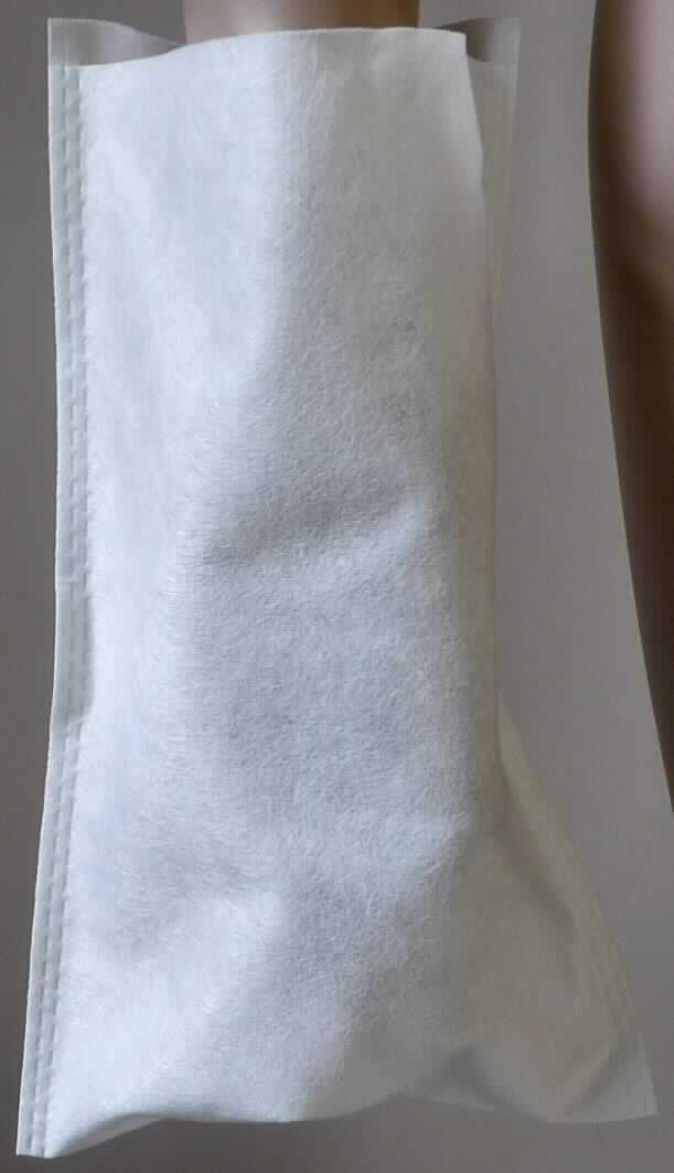 Einweg-Waschhandschuhe, sog. Waschhandschuhe aus Vlies fein, Foto siehe Anlage,
- in rechteckiger Form, laut Antrag mit den Abmessungen: 15 cm x 30 cm,
- laut Untersuchungsergebnis aus einem ca. 0,5 mm dicken, einfarbigen Vliesstoff aus Polyester und Viskose
  (beides Chemiefasern), 
- an einer Schmalseite umgeschlagen und durch Heißversiegeln an den beiden Längsseiten zu einem 
  Waschhandschuh zusammengefügt (somit konfektioniert),
- wird zur Körperpflege verwendet.

"Wäsche zur Körperpflege, aus Spinnstoffen, aus Chemiefasern, aus Vliesstoff"