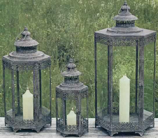 Laterne Aramis Set 3, Art.-Nr. 7305900.
Es handelt sich um drei ca. 23 x 55 cm, 35 x 75 cm bzw. x 45 x 90 cm (Durchmesser x Höhe) große Beleuchtungskörper jeweils in Gestalt einer Laterne mit sechseckiger Grundfläche und einem Gehäuse aus unedlem Metall, in das Glasscheiben eingesetzt sind. Die Grundfläche der Laternen dient als Stellfläche für eine Lichtquelle (z. B. eine Kerze), die durch eine als Tür mit Scharnier und Riegel gestaltete Seitenwand eingesetzt werden kann. Auf dem Gehäuse sitzt ein pyramidenförmiges Metalldach (Regenschutz) mit einem nach oben geschlossenen, runden Schlot, der mit seitlichen Öffnungen zur Belüftung bzw. zum Rauchabzug und mit einem Tragegriff aus Metalldraht versehen ist. 
Das Set ist in einem Karton verpackt.
Es ist als "nicht elektrischer Beleuchtungskörper, anderweit weder genannt noch inbegriffen, nicht handgearbeitet" einzureihen.