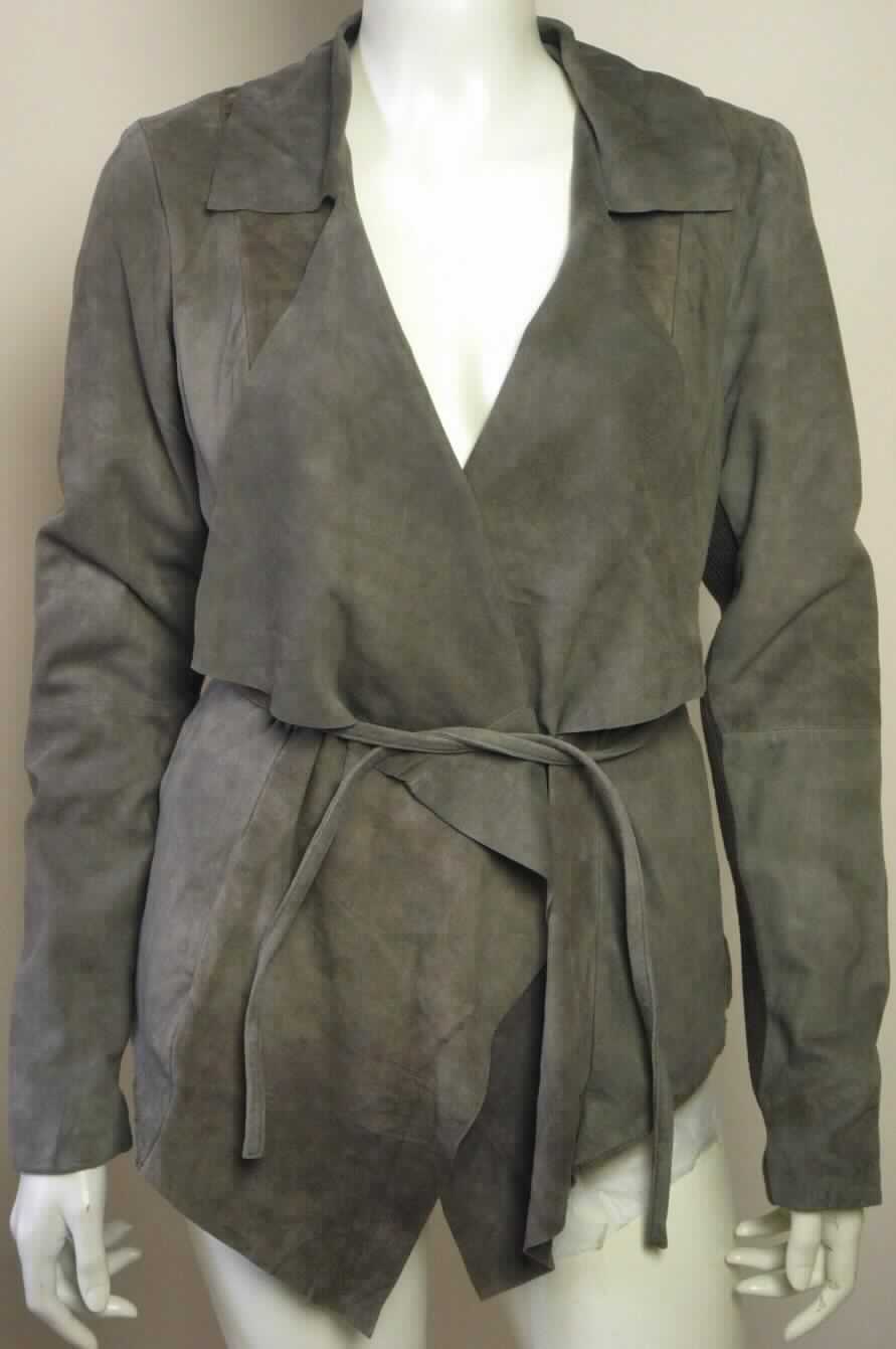 Kleidung aus Leder (Damenjacke), sog. Grey Peaks Jacket, Art. Nr. W03006, Foto siehe Anlage, 
- aus verschiedenen Stoffen zusammengesetzte Ware, bestehend aus:
- - Leder am Vorderteil und an den Ärmeln (laut Antrag Wildleder),
- - Spinnstoffen (Gewirke) am Rückenteil und an den Unterseiten der langen Ärmel, 
- nach dem Umfang und aufgrund des Wertes bestimmt das Leder den wesentlichen 
  Charakter der zusammengesetzten Ware,
- über die Taille reichend (Rückenlänge ca. 57 cm bei Größe S),
- mit langen Ärmeln,
- mit einem Bindegürtel aus Leder,
- teilweise gefüttert,
- mit zwei eingesetzten Taschen unterhalb der Taille.

"Kleidung aus Leder"