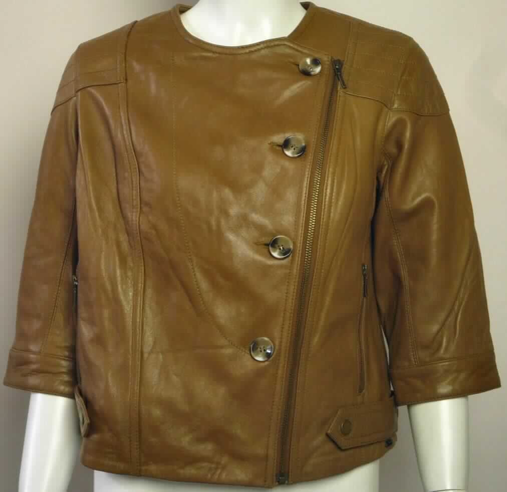 Kleidung aus Leder (Damenjacke), sog. Isla Gorge Jacket, Art. Nr. W03004, Foto siehe Anlage, 
- ganz aus Leder (laut Antrag Schafleder),
- mit über die Ellenbogen reichende Ärmel (3/4 lang), 
- ohne Kragen,
- über die Taille reichend (Rückenlänge ca. 51 cm bei Größe S),
- vorn mit einer durchgehenden Öffnung mit einem Reißverschluss und Knöpfen,
- mit zwei eingesetzten Taschen unterhalb der Taille,
- gefüttert.

"Kleidung aus Leder"