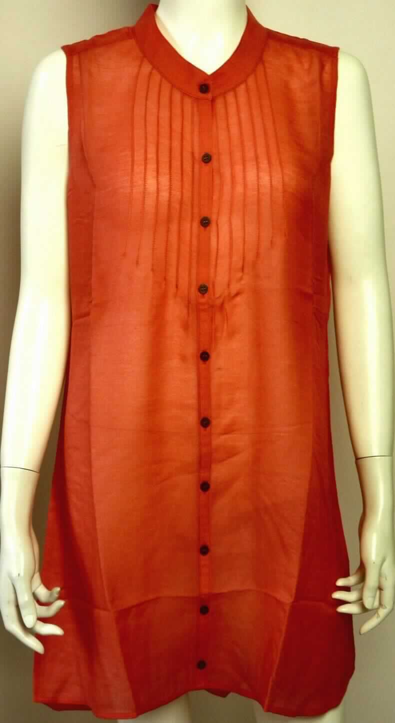 Kleid, sog. My Royal Tunic, W03040, Größe S, Foto siehe Anlage,
- aus etwa 0,3 mm dicken, einfarbigen Geweben aus laut Antrag 65 % Merinowolle und 35 % Seide,
- über den halben Oberschenkel reichend (Rückenlänge: etwa 92 cm), vorn bis zu 9 cm kürzer gearbeitet; kann 
  aufgrund der Länge ohne ein weiteres, den Unterkörper bedeckendes Kleidungsstück (Rock oder Hose) getragen
  werden,
- mit einem halsnahen, V- förmigen Ausschnitt,
- vorn mit einer durchgehenden Öffnung mit Knopfverschluss von rechts über links (Frauenkleidung); der letzte 
  Knopf befindet sich etwa 3 cm vom unteren Rand entfernt (somit schrittbedeckend), 
- ärmellos,
- unterhalb des Halsausschnitts mit Abnähern verziert,
- am unteren Rand abgerundet gearbeitet und durch Umschlagen und Festnähen gesäumt.


"Kleid, aus Geweben, für Frauen, aus Wolle"