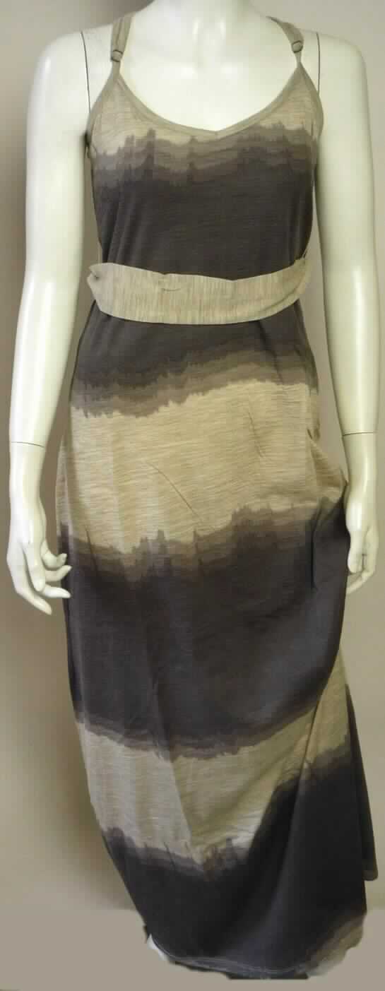 Kleid, sog. Frauenkleid Ella Bay Maxi Dress, Art. W03022, Größe S, Foto siehe Anlage,
- aus etwa 0,5 mm dicken, buntbedruckten Gewirken aus laut Antrag 100 % Merinowolle,
- bis zu den Knöcheln reichend (Rückenlänge: etwa 139 cm); kann aufgrund der Länge ohne ein weiteres, den 
  Unterkörper bedeckendes Kleidungsstück getragen werden,
- ohne Öffnung und ohne Verschluss,
- mit schmalen, längenverstellbaren Schulterträgern (sog. Spaghettiträger),
- im Rückenbereich mit einem Ring aus augenscheinlich unedlem Metall, an dem die Schulterträger befestigt sind,
- in Taillenhöhe mit einem durch Schlaufen geführten Bindegürtel,
- am unteren Rand durch Umschlagen und Festnähen gesäumt.

"Kleid, aus Gewirken, für Frauen, aus Wolle"