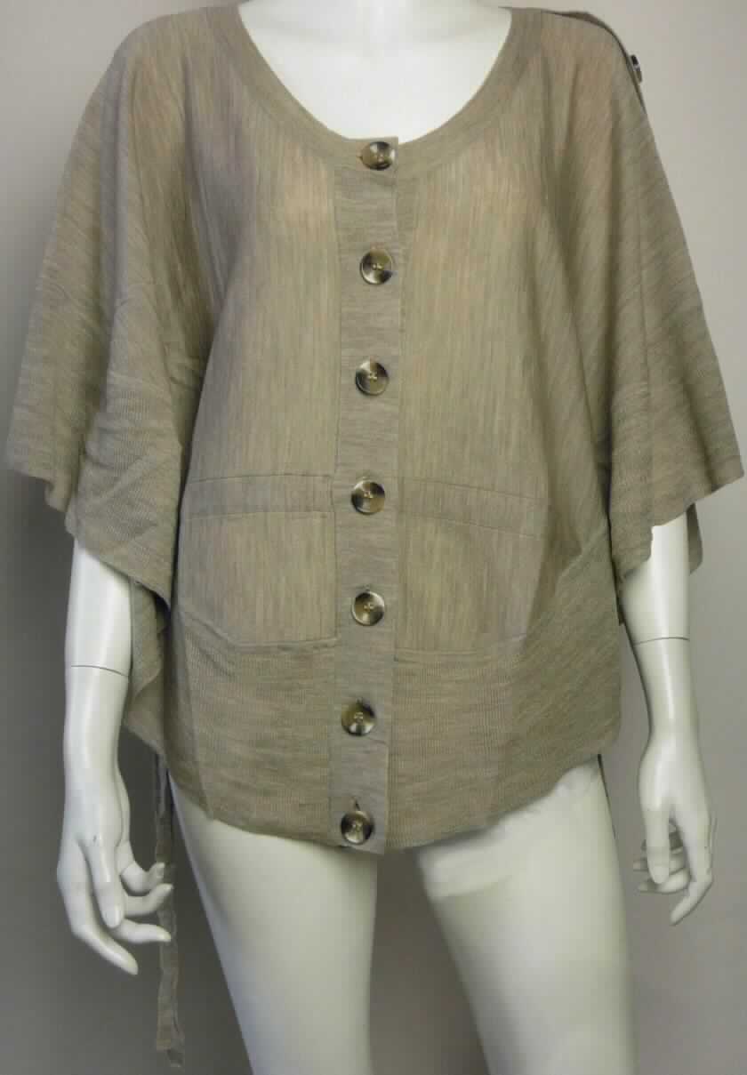Andere Kleidung, sog. Poncho mit Knöpfen, Kalang Cape, Art. W03014, Größe S, Foto siehe Anlage,
- wird in der Art eines Überwurfs getragen,
- aus bis zu 1,2 mm dicken, buntgewirkten Gewirken (melierte Garne) aus laut Antrag 100 % Merinowolle,
- über die Taille reichend (Rückenlänge: etwa 65 cm), seitlich kürzer gearbeitet,
- mit einem runden, leicht halsfernen Ausschnitt,
- vorn mit einer durchgehenden Öffnung mit Knopfverschluss von rechts über links,
- bedeckt in getragenem Zustand die Schultern und teilweise die Arme; seitlich mit von den Schultern bis
  zum unteren Rand reichenden Öffnungen mit Knopfverschluss,
- ohne Ärmel oder Armöffnungen, 
- seitlich offen (u. a. deshalb kein Pullover der Position 6110), wobei das Vorder- und Rückenteil jeweils mit einem
  Bindeband zusammengehalten werden können,
- am unteren Rand abgepasst gewirkt,
- bietet u. a. aufgrund des Schnitts und der Ausstattung (seitlich offen und nicht vollständig die Arme bedeckend) 
  keinen Wetterschutz, somit kein umhangähnliches Kleidungsstück (Poncho) der Position 6102.

"Andere Kleidung (Überwurf), aus Gewirken, aus Wolle"