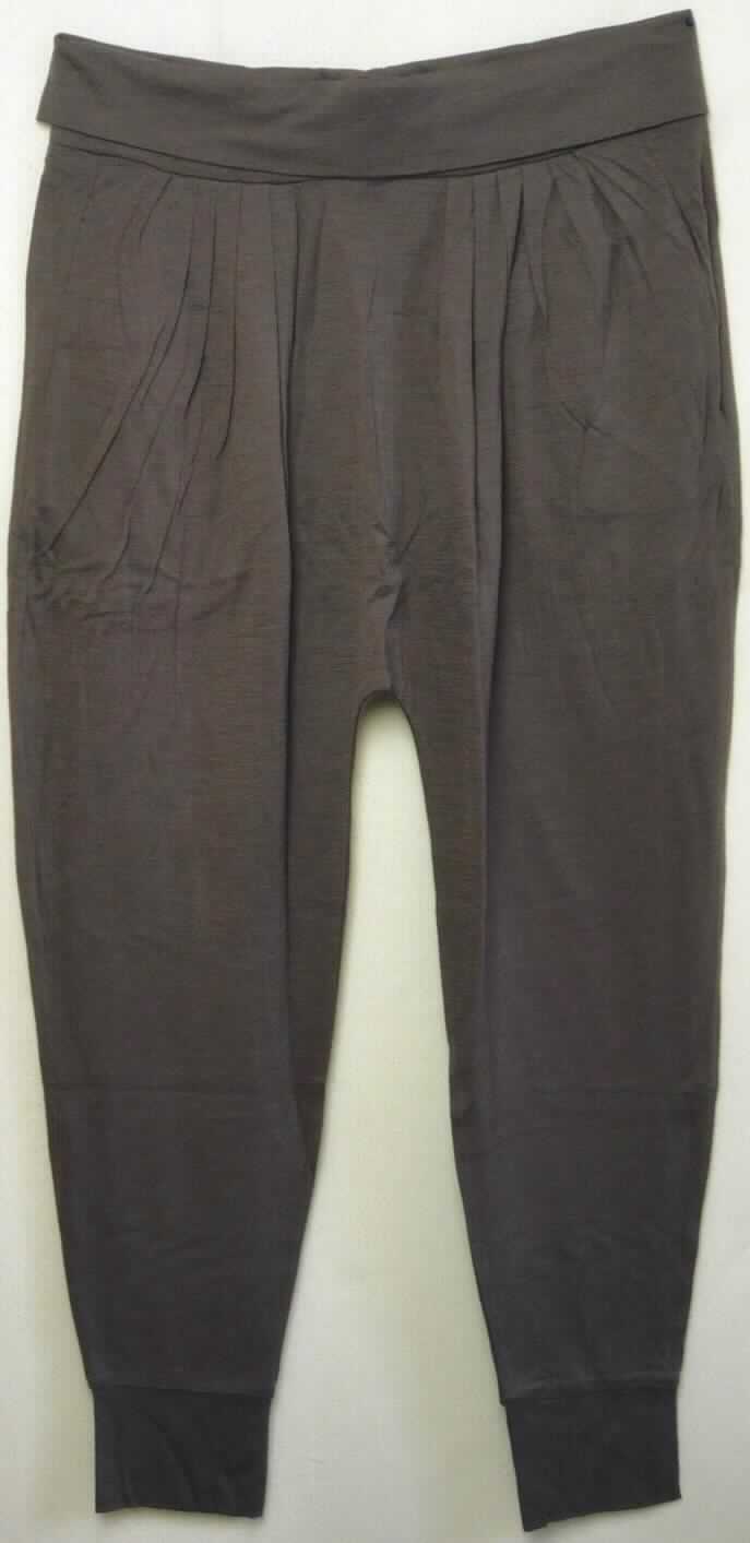 Lange Hose, sog. Hose Idalia Pant, Art. W03018, Größe S, Foto siehe Anlage,
- aus etwa 0,5 mm dicken Gewirken aus laut Antrag 100 % Merinowolle,
- in der Taille abschließend, mit einem angesetzten, elastischen Taillenbund, 
- ohne Öffnung und ohne Verschluss, 
- ohne Hinweise auf den Trägerkreis (unisex),
- mit zwei eingesetzten Taschen, 
- mit knöchellangen Hosenbeinen,
- an den Beinabschlüssen mit angesetzten, leicht verengenden Bündchen.

"Lange Hose, aus Gewirken, für Frauen, aus Wolle"