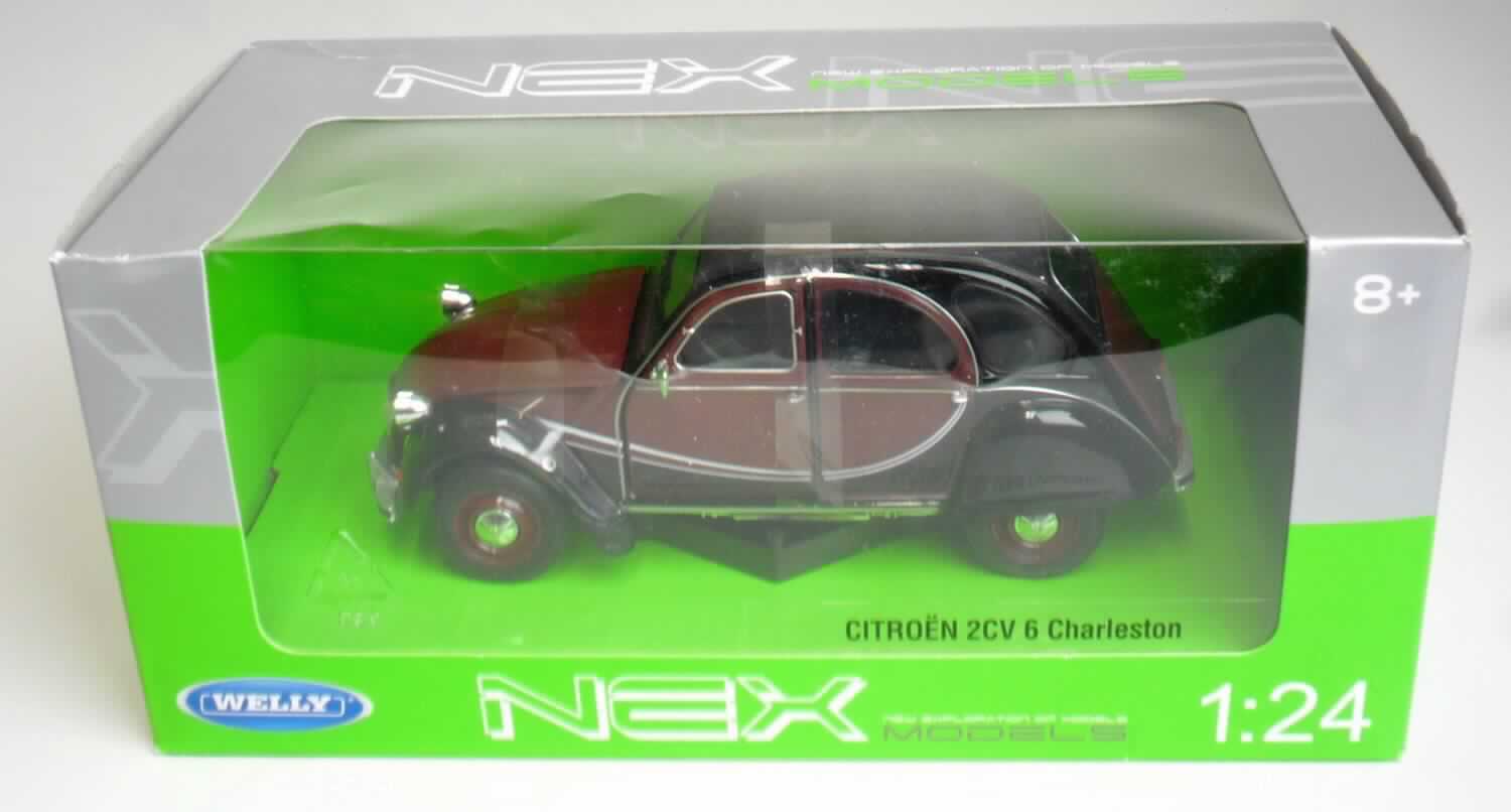 Modellauto, sog. "Citroën 2CV, 4fach, 1:24 ", Artikel 12182
- im Spritzgussverfahren hergestelltes Modell eines Personenkraftfahrzeuges in Form eines Citroën 2CV im
  Maßstab 1:24 - lt. Verpackungs- und Modellangabe
- in den Abmessungen von ca. 16 x 6,5 x 6,5 cm (L x H x B)
- mit einer Karosserie aus schwarz und rotbraun lackiertem Metall
- mit Unterboden, Innenraum, Frontscheibe, Verdeck, Lampen, Außenspiegeln, Türgriffen sowie Auspuff aus
  Kunststoff und Rädern aus Kunststoff oder Kautschuk
- mit aufklappbarer Motorhaube und Türen sowie Rädern, die über das Lenkrad bewegt werden
- ohne Motorantrieb
- Zubehör für das Modell in Form eines Türöffners aus einem ca. 7,5 cm langen Kunststoffstab mit geriffelten Griff
  und gebogener Spitze zum Öffnen der Fahrzeugtüren
- dient der spielerischen Unterhaltung von Kindern
- gemeinsam in einer Showbox für den Einzelverkauf aufgemacht.

Auf Grund des Umfangs und des Gesamteindrucks bestimmt das Metall den Charakter der aus verschiedenen Stoffen bestehenden Ware.

Die Ware ist als "anderes als zuvor von der Position 9503 erfasstes Modell, im Gussverfahren hergestelltes Miniaturmodell aus Metall" einzureihen.