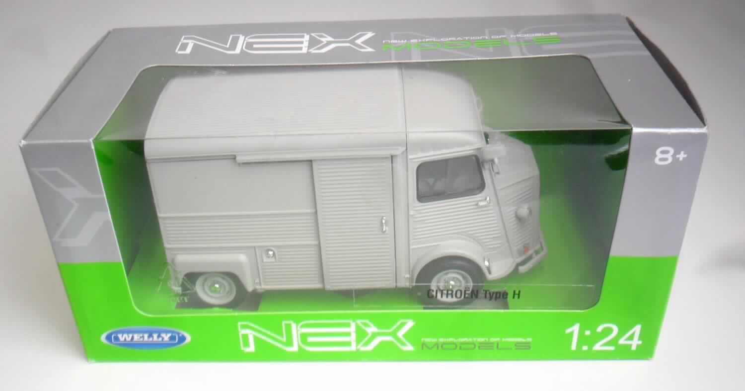 Modellfahrzeug, sog. "Citroën Type H, 1:24, 2fach, 4er Set", Artikel 12205
- im Spritzgussverfahren hergestelltes Modell eines Lieferwagens in Form eines Citroën Type H im Maßstab 1:24
  - lt. Verpackungs- und Modellangabe
- in den Abmessungen von ca. 16,5 x 8,5 x 8 cm (L x H x B)
- mit einer Karosserie aus grau lackierten Metall 
- mit Unterboden, Innenraum, Dach, Heck, Frontscheibe sowie Anbauteilen aus Kunststoff und Rädern aus
  Kunststoff oder Kautschuk
- mit aufklappbarem Heck und Seitenschiebetür
- ohne Motorantrieb
- dient der spielerischen Unterhaltung von Kindern
- in einer Showbox für den Einzelverkauf aufgemacht.

Auf Grund des Umfangs und des Gesamteindrucks bestimmt das Metall den Charakter der aus verschiedenen Stoffen bestehenden Ware.

Die Ware ist als "anderes als zuvor von der Position 9503 erfasstes Modell, im Gussverfahren hergestelltes Miniaturmodell aus Metall" einzureihen.