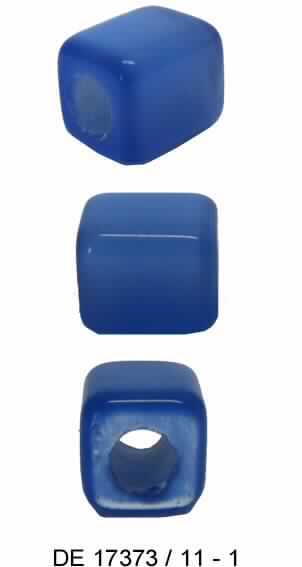 Nachahmungen von Schmucksteinen, sog. Schmuckkugel, Abbildung siehe Anlage, 
- aus blaugefärbtem, milchigem Glas,
- einen Schmuckstein nachahmend (Opal-Gruppe),
- quaderförmig, mit abgerundeten Ecken und Kanten,
- mit einer runden Bohrung versehen,
- mit Abmessungen von ca. 11 x 11 x 15 mm,
- nicht geschliffen, weil die Ware keine scharfkantig abgesetzten Schleifflächen aufweist,
- als Teil von Schmuckwaren zum Einfügen in z.B. Armreife oder Ketten bestimmt,
- keine Ware der Position 7117, da diese Position keine Teile erfasst.

"Nachahmungen von Edelsteinen, nicht geschliffen und mechanisch poliert"