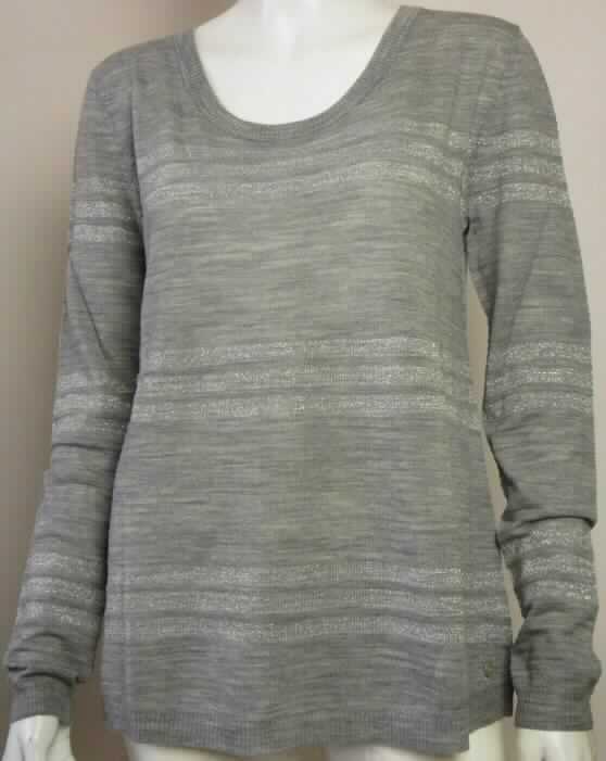 Bluse, sog. Pullover, Sarabah Pullover, Art. W03009, Größe S, Foto siehe Anlage,
- aus etwa 0,7 mm dicken (damit leichten), buntgewirkten Gewirken (melierte Garne) aus überwiegend (laut Antrag)
  Merinowolle und Lurex (metallisiertes Garn der Position 5605); mit durchschnittlich mehr als 10 Maschen in jeder
  Richtung je linearen Zentimeter,
- über die Taille reichend (Rückenlänge: etwa 65 cm), 
- mit einem leicht halsfernen, runden Ausschnitt,
- hinten mit einer durchgehenden Öffnung mit Knopfverschluss (somit keine Ware der Position 6109),
- ohne Merkmale, die auf den Trägerkreis schließen lassen (unisex),
- mit langen Ärmeln,
- an den Ärmelenden und am unteren, nicht verengenden Rand abgepasst gewirkt.

"Bluse, aus Gewirken, für Frauen, aus Wolle"