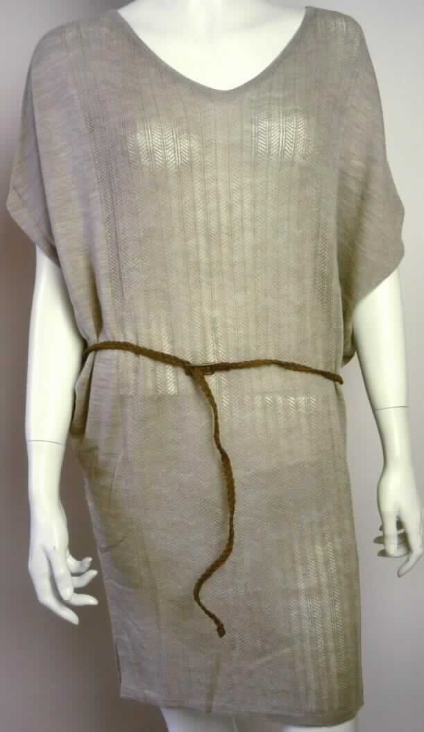 Zweiteilige Warenzusammenstellung, bestehend aus einem Kleid und einem Gürtel, sog. Pulloverkleid Littabella Sweater Dress, Art. W03011, Foto siehe Anhang,
- gemeinsam für den Einzelverkauf aufgemacht und zur Befriedigung eines speziellen Bedarfs zusammengestellt,
- Kleid: 
-- aus bis zu 1,6 mm dicken, teilweise durchbrochen gearbeiteten, bunt gewirkten Gewirken (melierte Garne) aus 
   laut Antrag 100 % Merinowolle,
-- über den Schritt reichend (Rückenlänge: ca. 86 cm), kann aufgrund der Länge ohne ein weiteres, den Unterkörper
   bedeckendes Kleidungsstück getragen werden,
-- mit einem leicht halsfernen, V-förmigen Ausschnitt,
-- ohne Öffnung und ohne Verschluss,
-- mit kurzen, sehr weiten Ärmeln, in der Art von Fledermausärmeln,
-- mit dünnen Gürtelschlaufen unterhalb der Taille, 
-- am unteren Rand abgepasst gewirkt,
- Gürtel:
-- mit einer Länge von ca. 133 cm,
-- aus einem Geflecht aus ca. 2 mm breiten Streifen aus augenscheinlich Leder,
-- an einem Ende mit einer Schnalle aus unedlem Metall ausgestattet,
- insbesondere im Hinblick auf den Umfang bestimmt das Kleid den Charakter der Warenzusammenstellung.

"Kleid, aus Gewirken, für Frauen, aus Wolle"