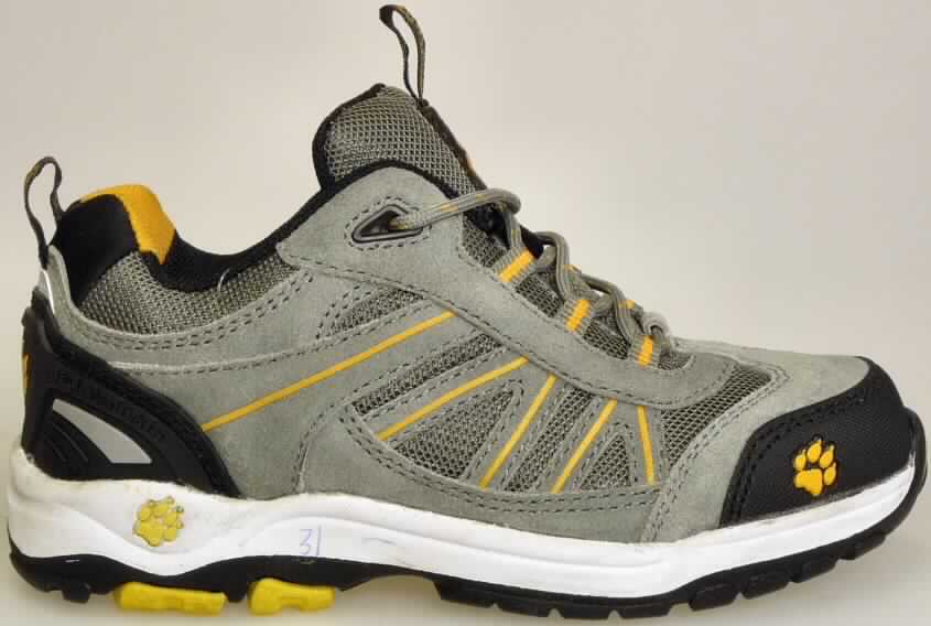 Trainingsschuhähnliche Schuhe (lt. Antrag: "Kids Crosshike, Art. 4004631, Foto siehe Anlage)
- mit Laufsohlen aus (lt. Antrag) Kautschuk; ohne Hauptsohle aus Holz,
- mit Oberteil (geschlossenes Blatt) aus Leder (den größten Teil der Außenfläche bildend), 
  Spinnstoff, Kunststoff (Spinnstoff mit einer mit dem bloßen Auge wahrnehmbaren 
  Außenschicht aus Kunststoff) und Kautschuk,
- auf das Oberteil sind Stücke aus Leder als Verstärkungsteile aufgesetzt,
- mit Schnürsenkelverschluss,
- nicht mit Dornen, Krampen, Klammern, Stollen oder ähnlichen Vorrichtungen
  versehen oder für deren Anbringung hergerichtet (keine Sportschuhe),
- ohne Schutz in der Vorderkappe,
- den Knöchel nicht bedeckend, 
- mit einer Länge der Innensohle von weniger als 24 cm,
- nach Spezialtechniken hergestellt, mit einem cif-Preis je Paar (lt. Antrag) 
  von mehr als 7,50 Euro, mit mehrlagiger, geformter, stoßdämpfende Eigenschaften 
  aufweisender Sohle aus synthetischen Stoffen

"Schuhe mit Laufsohlen aus Kautschuk und Oberteil aus Leder, andere als in den UPos.
6403 1200 bis 6403 9950 genannt, mit einer Länge der Innensohle von weniger als 24 cm,
nach Spezialtechniken hergestellt"