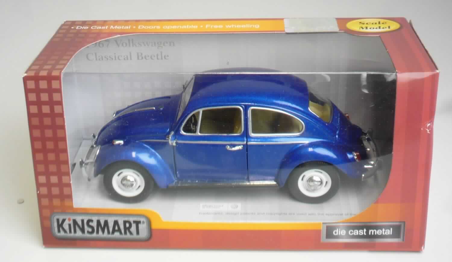 Modellfahrzeug, sog. "Fahrzeugmodell VW Käfer, Artikelnummer 12190",
- im Spritzgussverfahren hergestelltes Modell eines VW Käfers im Maßstab 1:24 (lt. Verpackungs- 
  und Antragsangaben)
- in den Abmessungen von ca. 16,5 x 6 x 6 cm (L x H x B)
- mit einer Karosserie aus blau lackierten Metall 
- mit Unterboden, Innenraum, Frontscheibe sowie Anbauteilen aus Kunststoff und Rädern aus
  Kunststoff oder Kautschuk
- mit aufklappbaren Türen
- ohne Motorantrieb
- dient der spielerischen Unterhaltung von Kindern
- in einer Showbox für den Einzelverkauf aufgemacht.

Auf Grund des Umfangs und des Gesamteindrucks bestimmt das Metall den Charakter der 
aus verschiedenen Stoffen bestehenden Ware.

Die Ware ist als "anderes als zuvor von der Position 9503 erfasstes Modell, im Gussverfahren
hergestelltes Miniaturmodell aus Metall" einzureihen.