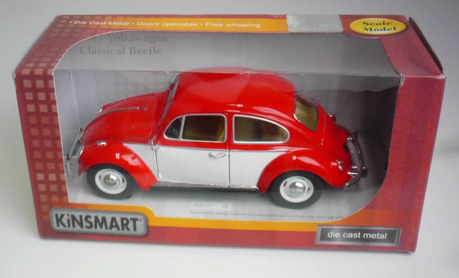 Modellfahrzeug, sog. "Fahrzeugmodell VW Käfer, Artikelnummer 12239",
- im Spritzgussverfahren hergestelltes Modell eines VW Käfers im Maßstab 1:24 (lt. Verpackungs- 
  und Antragsangaben)
- in den Abmessungen von ca. 18,5 x 6 x 6 cm (L x H x B)
- mit einer Karosserie aus unedlem Metall 
- mit Unterboden, Innenraum, Frontscheibe sowie Anbauteilen aus Kunststoff und Rädern aus
  Kunststoff oder Kautschuk
- mit aufklappbaren Türen
- ohne Motorantrieb
- dient der spielerischen Unterhaltung von Kindern
- in einer Showbox für den Einzelverkauf aufgemacht.

Auf Grund des Umfangs und des Gesamteindrucks bestimmt das Metall den Charakter der 
aus verschiedenen Stoffen bestehenden Ware.

Die Ware ist als "anderes als zuvor von der Position 9503 erfasstes Modell, im Gussverfahren
hergestelltes Miniaturmodell aus Metall" einzureihen.