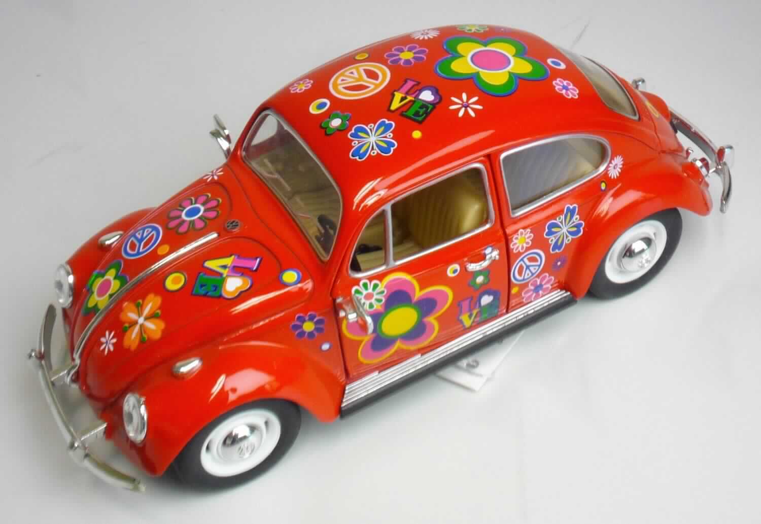Modellfahrzeug, sog. "Fahrzeugmodell VW Käfer, Artikelnummer 12160",
- im Spritzgussverfahren hergestelltes Modell eines VW Käfers im Maßstab 1:24 (lt. Verpackungs- 
  und Antragsangaben)
- in den Abmessungen von ca. 18,5 x 6 x 6 cm (L x H x B)
- mit einer Karosserie aus unedlem Metall 
- mit Unterboden, Innenraum, Frontscheibe sowie Anbauteilen aus Kunststoff und Rädern aus
  Kunststoff oder Kautschuk
- mit aufklappbaren Türen
- ohne Motorantrieb
- dient der spielerischen Unterhaltung von Kindern
- an einem bedruckten Pappetikett für den Einzelverkauf aufgemacht.

Auf Grund des Umfangs und des Gesamteindrucks bestimmt das Metall den Charakter der 
aus verschiedenen Stoffen bestehenden Ware.

Die Ware ist als "anderes als zuvor von der Position 9503 erfasstes Modell, im Gussverfahren
hergestelltes Miniaturmodell aus Metall" einzureihen.