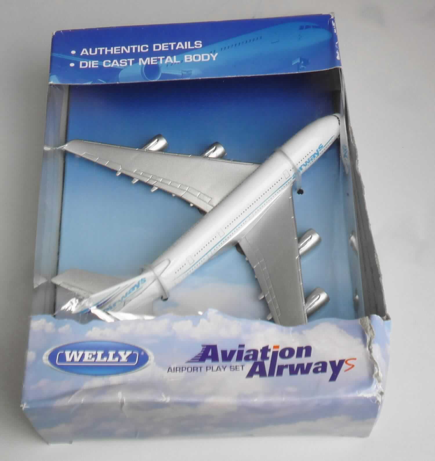 Es handelt sich um das Modell eines Passagierflugzeugs vom Typ Airbus A380 (sog. "Fahrzeugmodell Flugzeug, Artikelnr.: 12218)
- bestehend aus Kunststoff und unedlem Metall (lt. Antragsangaben Spritzguss); 
  charakterbestimmendes Material aufgrund des äußeren Erscheinungsbildes sowie des 
  Umfangs
- in den Abmessungen von ca. 15 x 15 x 4 cm
- mit freilaufenden, beweglichen Rädern
- ohne Motorantrieb
- dient der spielerischen Unterhaltung von Personen
- in einer Showbox für den Einzelverkauf aufgemacht.

Zolltariflich handelt es sich um ein "anderes als zuvor von der Position 9503 erfasstes
Modell, im Gussverfahren hergestelltes Miniaturmodell aus Metall".