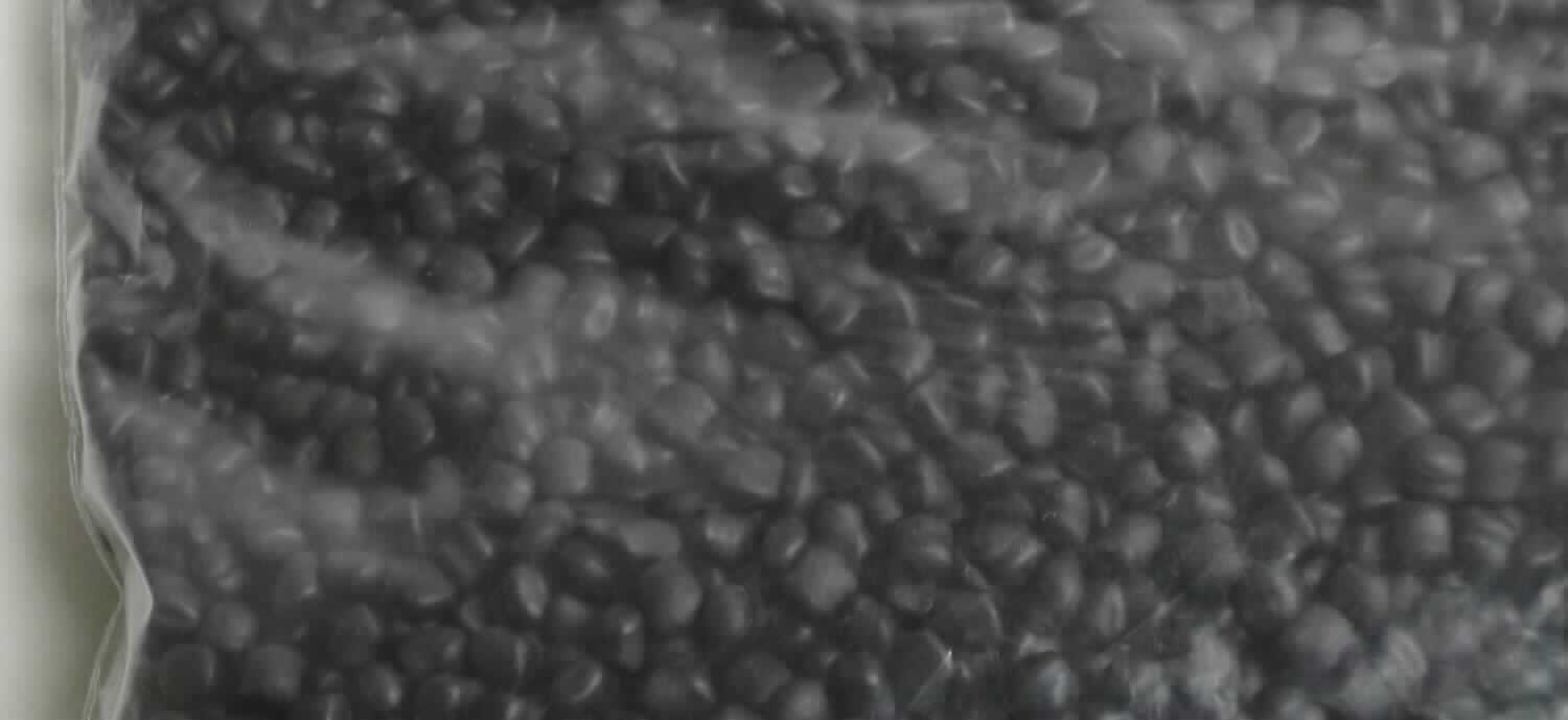 Angaben des Antragstellers:
Thermoplastisches Elastomer auf Olefin-Basis, modifiziert für Polyamidhaftung.
Zur Polymerzusammensetzung liegen vertrauliche Angaben vor.

Untersuchungsergebnisse an einem Warenmuster:
Schwarzes Granulat.

Befund:
Es liegt eine Kunststoffmischung in Primärform im Sinne der Unterposition (KN) 3902 9090 vor.