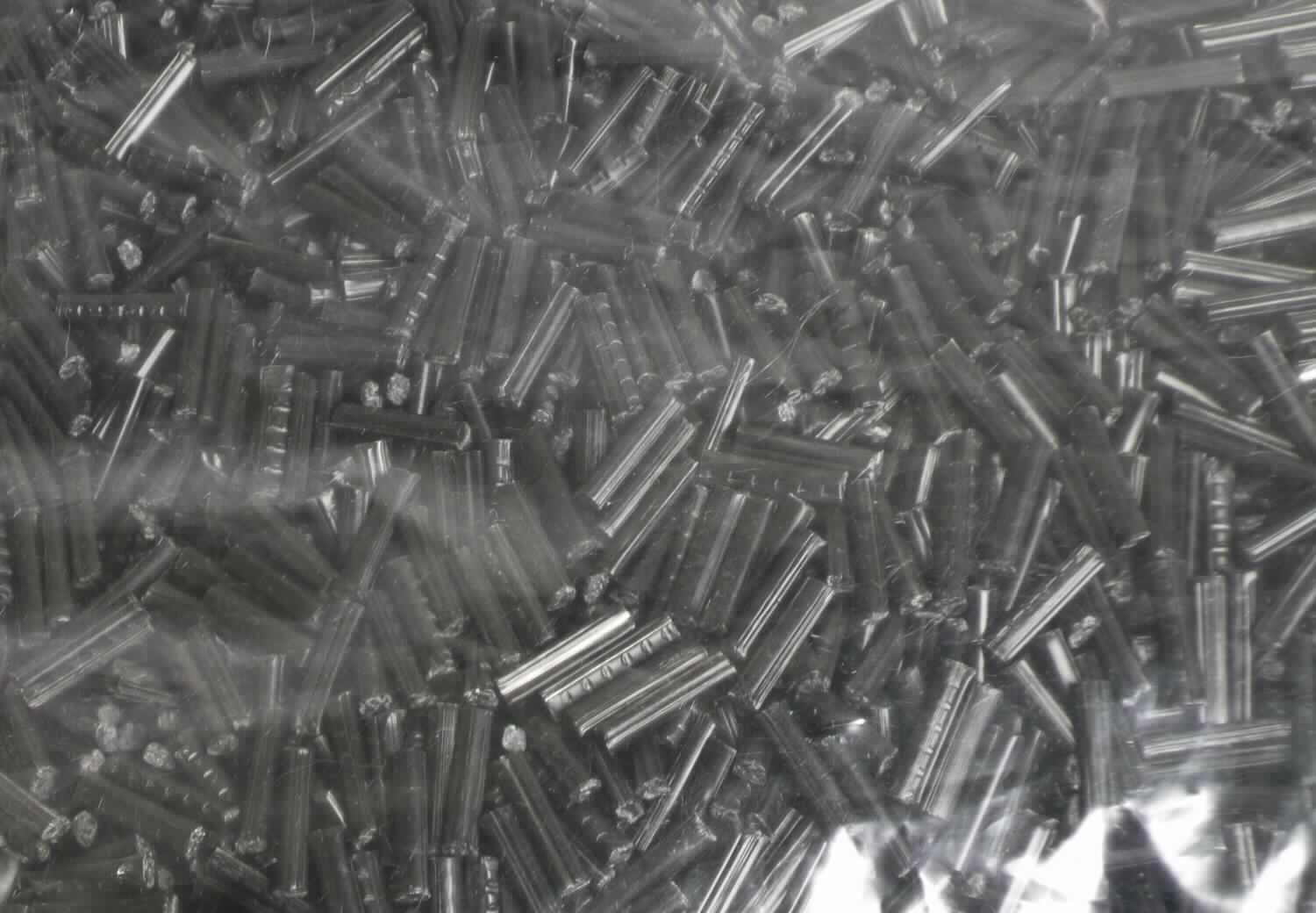 Angaben des Antragstellers:
Glasgefülltes Polypropylenhomopolymer
Zur Zusammensetzung liegen vertrauliche Angaben vor.

Untersuchungsergebnisse an einem Warenmuster:
Schwarzes, zylindrisches Granulat.

Befund:
Es liegt mit Glasfasern gefülltes Polypropylen im Sinne der Unterposition (KN) 3902 1000 vor.