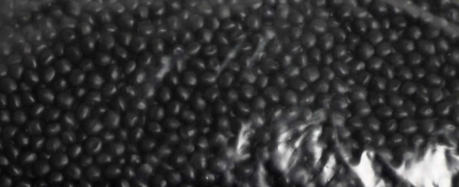 Angaben des Antragstellers:
Thermoplastisches Elastomer auf Olefin-Basis, modifiziert für Polyamid (PA) Haftung.
Zur Polymerzusammensetzung liegen vertrauliche Angaben vor.

Untersuchungsergebnisse an einem Warenmuster:
Schwarzes Granulat.

Befund:
Es liegt eine Kunststoffmischung in Primärform im Sinne der Unterposition (KN) 3902 9090 vor.