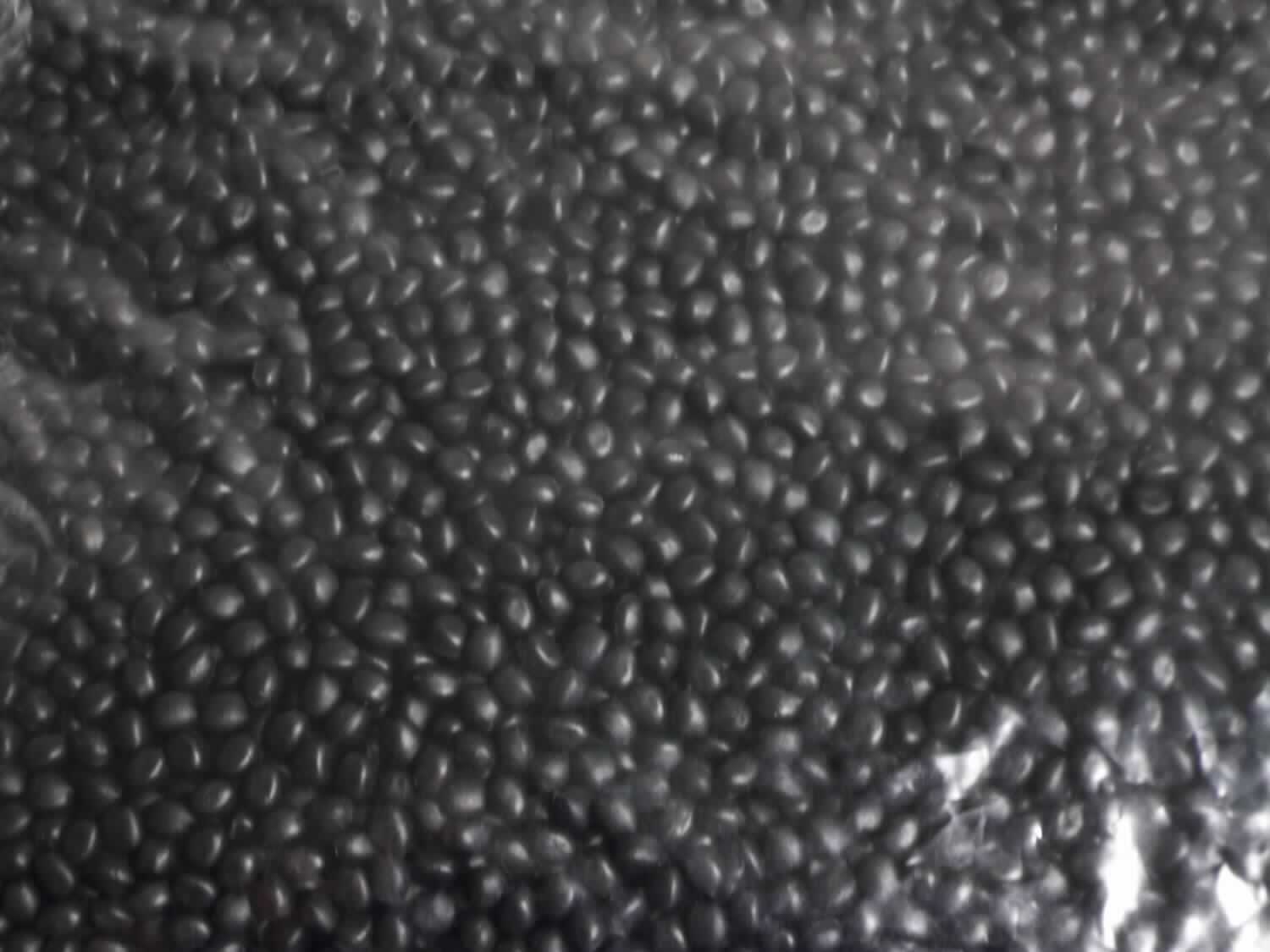 Angaben des Antragstellers:
Thermoplastisches Elastomer auf Olefin-Basis, modifiziert für Polyamid (PA) Haftung.
Zur Polymerzusammensetzung liegen vertrauliche Angaben vor.

Untersuchungsergebnisse an einem Warenmuster:
Schwarzes Granulat.

Befund:
Es liegt eine Kunststoffmischung in Primärform im Sinne der Unterposition (KN) 3902 9090 vor.