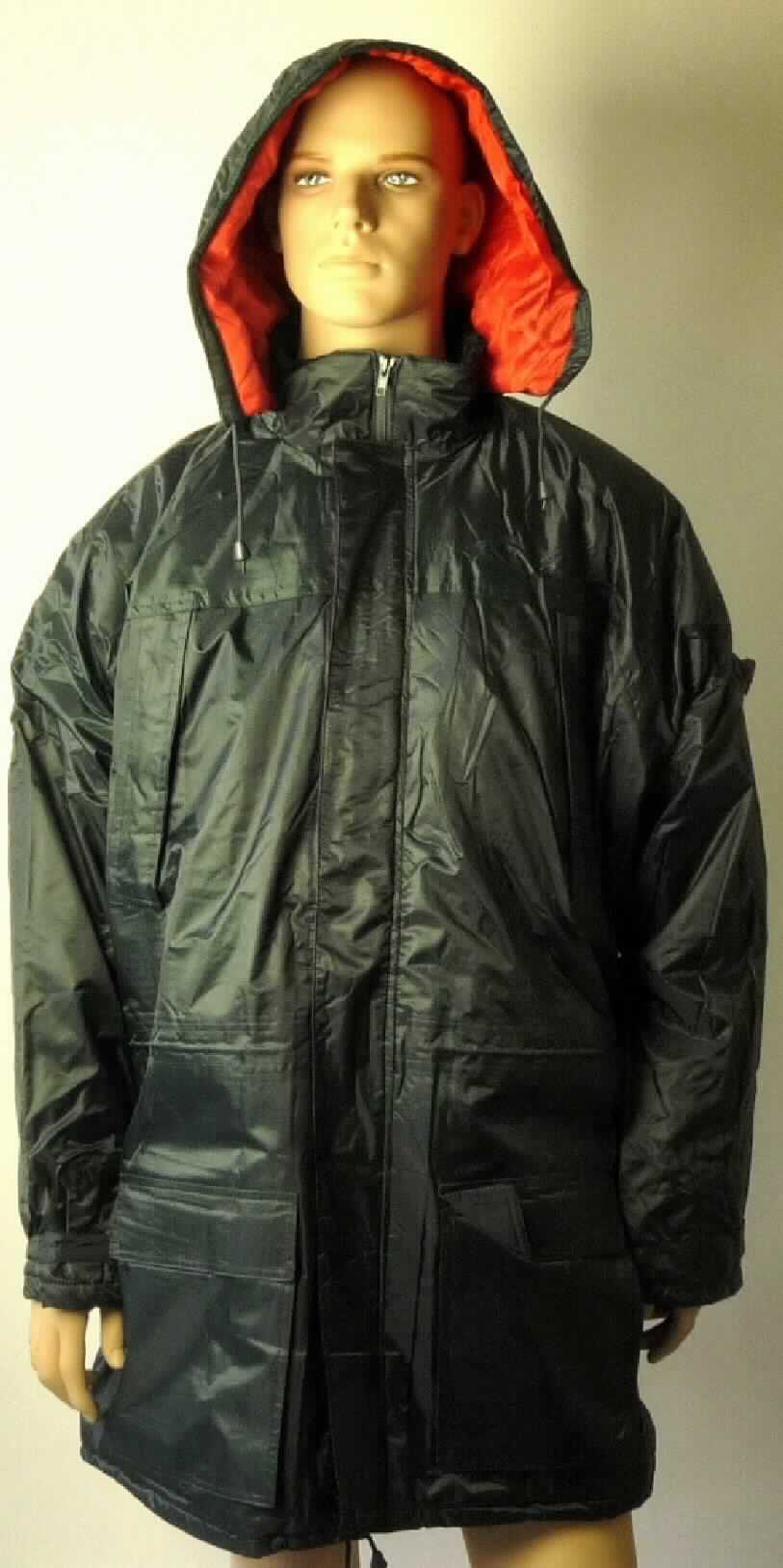 Mantel, sog. Offshore-Parka, Art. 8013, Größe 3XL, Foto siehe Anlage,
- aus ca. 0,3 mm dicken, einfarbigen, einseitig (Innenseite) mit einer geprägten Kunststofffolie (kein Zellkunststoff) 
  überzogenen Geweben der Position 5903,
- wattiert und abgesteppt gefüttert,
- bis zum halben Oberschenkel reichend (Rückenlänge: ca. 99 cm),  
- mit einem Stehkragen und einer angesetzten, mittels Reißverschluss abtrennbaren Kapuze, 
- vorn mit einer durchgehenden Öffnung mit Reißverschluss, verdeckt von einer Patte mit Druckknopfverschluss 
  von links über rechts (Männerkleidung),
- mit langen Ärmeln, die an den Abschlüssen mit Riegeln zu verengen sind und mit eingenähten Bündchen aus
  gerippten Gewirken ausgestattet sind, 
- mit verschiedenen aufgesetzten Taschen, 
- im Bereich der Taille und am unteren Rand mit einem verengenden Tunnelzug ausgestattet.

"Kleidung aus Erzeugnissen der Position 5903, aus Geweben, von der Art der in den Unterpositionen 6201 11 bis 
 6201 19 genannten Waren"