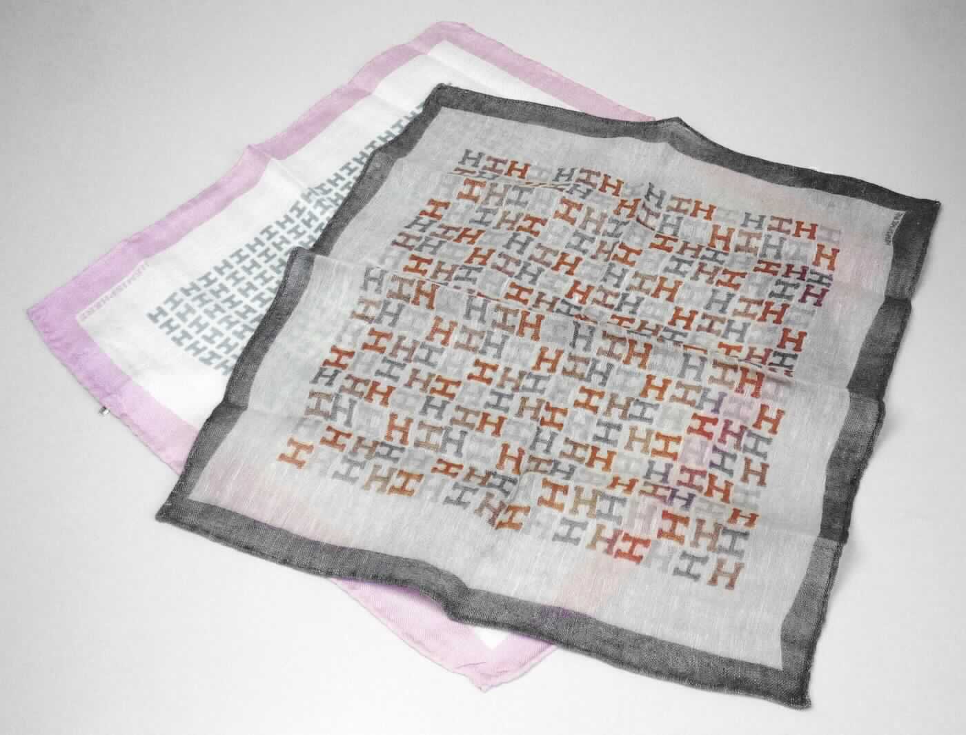 Ziertaschentuch, sog. Ziertuch, Foto siehe Anlage,
- quadratisch; in den Abmessungen: ca. 38 cm x 38 cm,
- aus ca. 0,2 mm dicken, bedruckten Geweben aus laut Antrag 100 % Seide,
- an allen Rändern durch Umschlagen und Festnähen gesäumt (somit konfektioniert),
- ohne Hinweise auf Handarbeit,
- aufgrund der Abmessungen (weniger als 60 cm auf jeder Seite) kein Halstuch der Position 6214.


" Ziertaschentuch, aus Geweben, aus Seide"