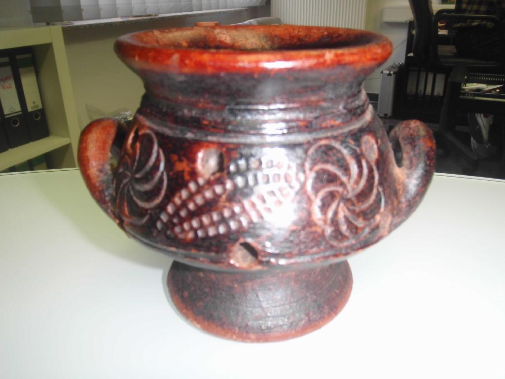 Keramischer Haushaltsartikel, sog. Terracottaschale, Abbildungen siehe Anlage, 
- amphorenförmige, unglasierte, auf der Außenseite verzierte, braune Schale, mit zwei 
  Henkeln, 
- mit einem Durchmesser von 14 cm und einer Höhe von 10 cm, 
- keramisches Erzeugnis, nach der Formgebung gebrannt, tonmineralhaltiges Material 
  enthaltend, 
- aus gewöhnlichem Ton (lt. Antragsangaben und nachträglicher Vorlage eines Scherbens), 
- keine Einreihung als Ziergegenstand der Position 6913, weil der Gebrauch als Haushalts- 
  artikel nicht eingeschränkt ist, 
- lt. Antrag handgearbeitet. 

"Keramischer Haushaltsartikel, aus gewöhnlichem Ton, handgearbeitet"