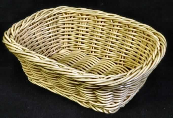 Bei dem durch ein Warenmuster veranschaulichten, annähernd rechteckigen Körbchen mit den Abmessungen von ca. 23,00 x 17,00 x 8,00 cm handelt es sich um einen Artikel für den Tisch- oder Küchengebrauch aus einem Kunststoff im Sinne der Anmerkung 1 zu Kapitel 39 (lt. Antragsangaben Polypropylen). Das in der Art einer Korbmacherware hergestellte Erzeugnis besteht aus einem formgebenden Gerüst aus Kunststoffmonofilen (mit einem Durchmesser von mehr als 1 mm), das auf der Außenseite aus miteinander verflochtenen Kunststoffröhrchen (Erzeugnisse der Position 3917, somit kein Flechtstoff des Kapitels 46)
besteht.

Der Kunststoff bestimmt aufgrund des Umfangs und bezüglich der Bedeutung für die Verwendung als Aufbewahrungsbehältnis für z.B. Lebensmittel den Charakter der Ware.  

Zolltariflich liegt ein "Artikel für den Tisch- oder Küchengebrauch, aus Kunststoffen" vor.