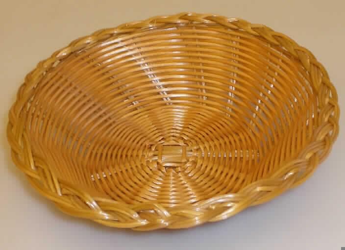 Bei dem durch ein Warenmuster veranschaulichten, runden Körbchen mit einem Durchmesser von ca. 22,00 cm und einer Höhe von ca. 6,00 cm handelt es sich um einen Artikel für den Tisch- oder Küchengebrauch aus einem Kunststoff im Sinne der Anmerkung 1 zu Kapitel 39 (lt. Antragsangaben aus Polypropylen). Das in der Art einer Korbmacherware hergestellte Erzeugnis besteht überwiegend aus miteinander verflochtenen Kunststoffröhrchen (Erzeugnisse der Position 3917, somit kein Flechtstoff des Kapitels 46), die innen lediglich teilweise mit einem Draht aus unedlem Metall verstärkt sind. Im Hinblick auf den Umfang bestimmt der Kunststoff den Charakter der aus verschiedenen Stoffen zusammengesetzten Ware.

Zolltariflich liegt ein "Artikel für den Tisch- oder Küchengebrauch, aus Kunststoffen" vor.
