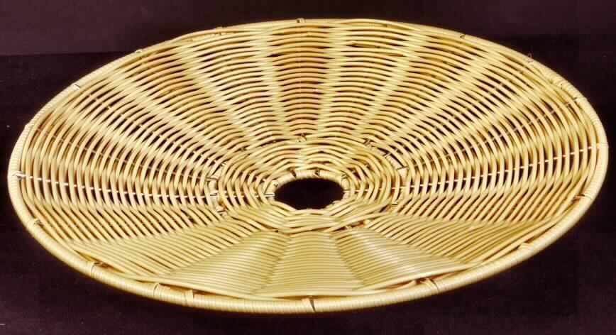 Bei der durch ein Warenmuster veranschaulichten, runden Schale mit einem Durchmesser von ca. 39,50 cm und einer Höhe von ca. 7,00 cm handelt es sich um einen Artikel für den Tisch- oder Küchengebrauch aus einem Kunststoff im Sinne der Anmerkung 1 zu Kapitel 39. Das in der Art einer Korbmacherware hergestellte Erzeugnis besteht aus einem strahlenförmig gestalteten Gestell aus Chrom (lt. Antragsangaben), welches vollständig mit miteinander verflochtenen Kunststoffröhrchen (Erzeugnisse der Position 3917, somit kein Flechtstoff des Kapitels 46) umwickelt wurde.

Im Hinblick auf den Umfang, den Gesamteindruck und insbesondere hinsichtlich der Bedeutung für die Verwendung als Schale bestimmt der Kunststoff den Charakter der aus verschiedenen Stoffen zusammengesetzten Ware. 

Zolltariflich liegt ein "Artikel für den Tisch- oder Küchengebrauch, aus Kunststoffen" vor.