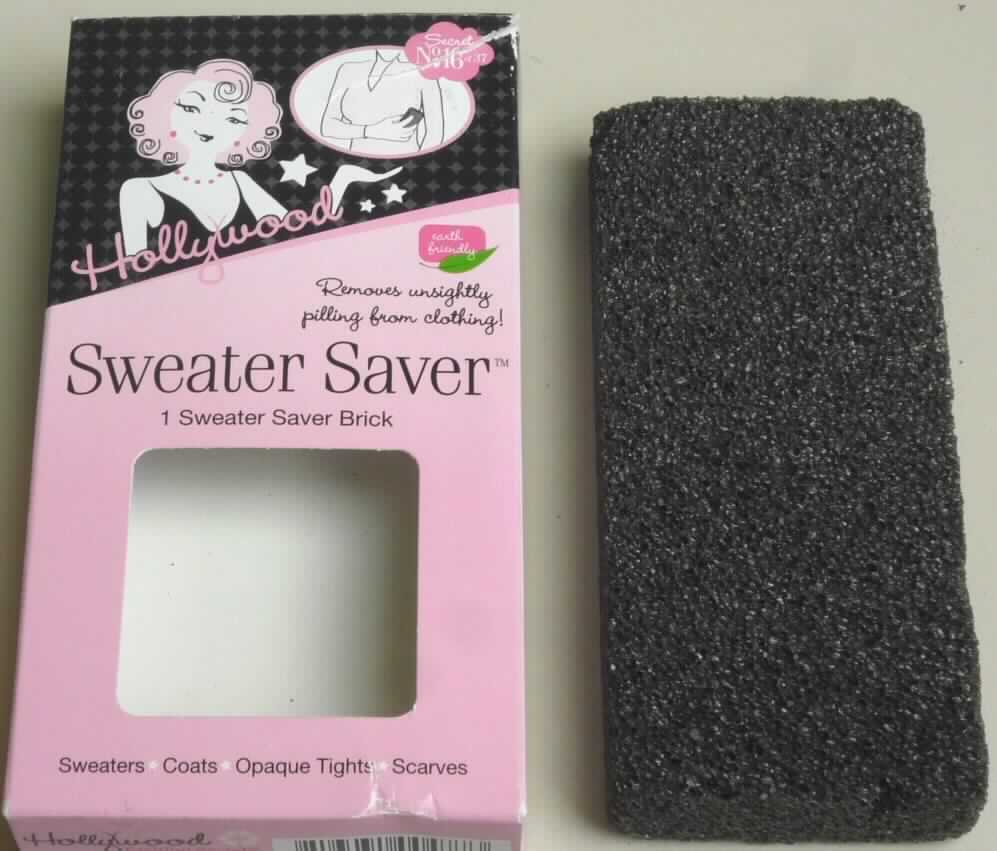 Angaben:
Warenbezeichnung: Hollywood Sweater Saver. Natürlicher und organischer Brick um Fusseln von Kleidung und Decken zu entfernen. Somit schützt er die Gardrobe vor Verschleiß und "altem" Aussehen. 100 % Pumice 

Feststellungen: 
Äußere Beschaffenheit des vorgelegten Warenmusters: überwiegend dunkelgrauer, quaderförmiger, poröser, leichter Stein; Abmessungen: ca. 1,7 x 6,0 x 12,0 cm. Originalumschließung u.a. mit der Aufschrift: Sweater Saver, removes unsightly pilling from clothing, 100 % Pumice.  

Die Angaben der Antragstellerin werden als zutreffend unterstellt.


Befund: Zolltariflich handelt es sich bei dem Artikel um einen Wetz- oder Polierstein zum Handgebrauch der Position 6804 des Zolltarifs.