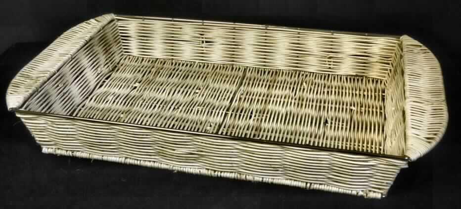 Sog. Büfett-Korb, 
- schalenartig gestaltet, mit zwei Tragegriffen an den Querseiten,
- rechteckig in den Abmessungen von ca. 33 x 59 cm und mit einem umlaufenden Rand mit
  einer Höhe von ca. 8 cm,
- unmittelbar aus -lt. Angabe des Antragstellers- hell-beigem natürlichem Rattan (runder
  Querschnitt, etwa 2-3 mm Durchmesser) hergestellt (Flechtstoffe im Sinne der Anmerkung
  1 zu Kapitel 46), die miteinander um ein formgebendes Gerüst aus Metalldraht verflochten
  sind.
Das Rattangeflecht verleiht der Ware nach Umfang, im Hinblick auf die Verwendung und nach dem Gesamteindruck den wesentlichen Charakter.
Die Ware wird somit als "Flechtstoffware, unmittelbar aus pflanzlichen Flechtstoffen hergestellt, aus Rattan, nicht handgearbeitet" von der Codenummer 4602 1200 90 0 erfasst.