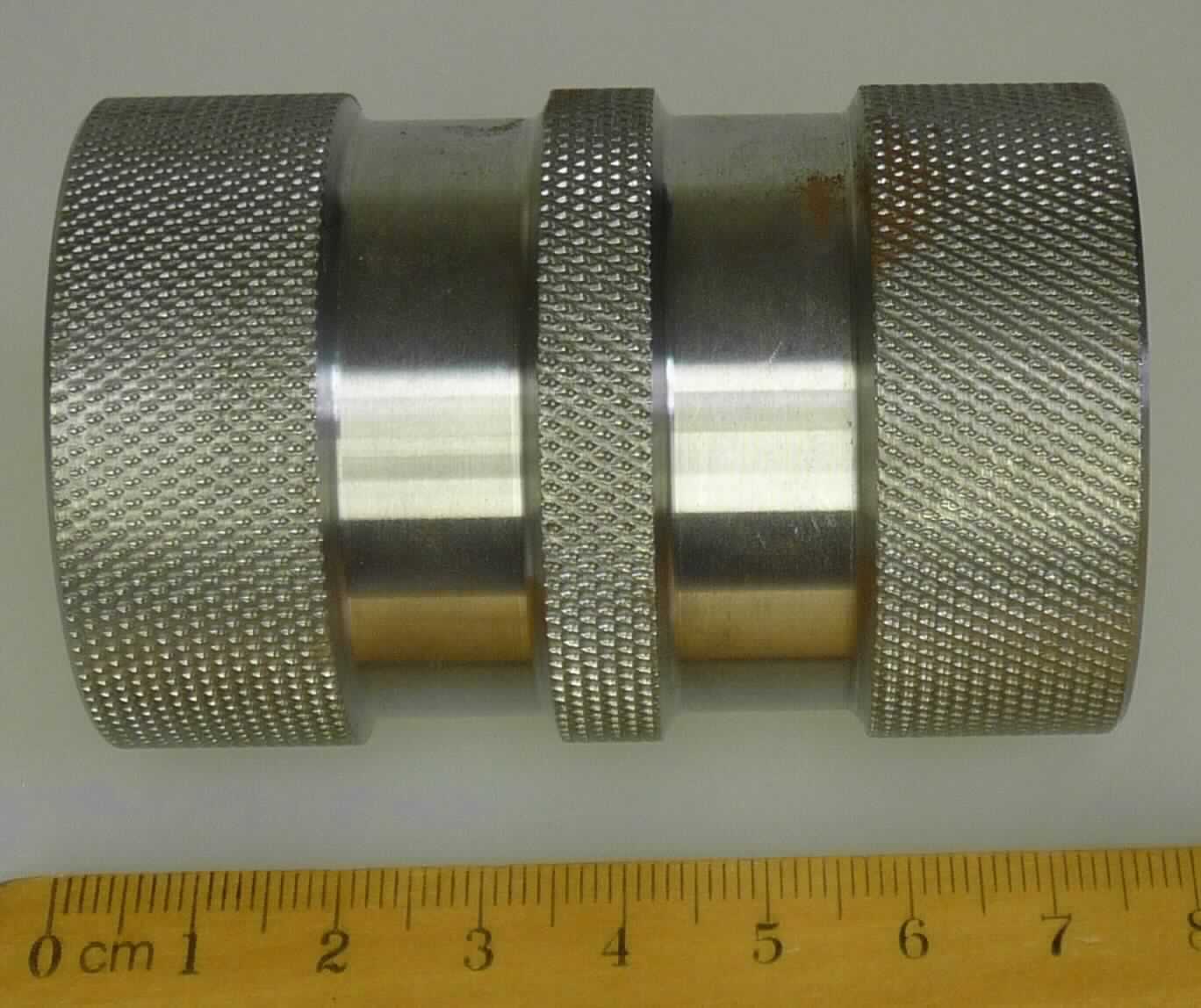 Bei der sog. Schleifkörperbuchse handelt es sich um einen zylinderförmigen, speziell nach Zeichnung gefertigten Hohlkörper aus Metall (siehe Abbildung), laut Antragstellerangaben zur Aufnahme von Kugellagern in einem Schleifkörper an einem Schienenschleiffahrzeug bestimmt.

Das Erzeugnis ist als "Lagergehäuse ohne eingebautes Wälzlager, für Wälzlager aller Art, nicht für zivile Luftfahrzeuge - Schleifkörperbuchse" einzureihen.