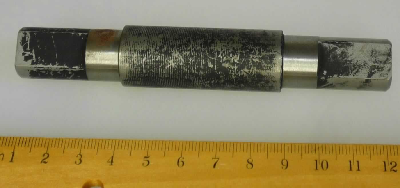Schleifkörperwelle, Fotos siehe Anlage,
- massives, nahezu zylindrisches Erzeugnis in zwei verschieden Längen von ca. 119 mm bzw.
   von ca. 130 mm, 
- in der Mitte über eine Länge von ca. 51 mm bzw. ca. 61 mm mit einem Durchmesser von 
  ca. 20 mm; anschließend an beiden Seiten über eine Länge von ca. 11 mm auf einen  
  Durchmesser von 17 mm abgedeht,
- an den beiden Enden über eine Länge von ca. 23 mm keilförmig abgeschrägt (35°) und mit
  einer zentrierten, ca. 5 mm tiefen Bohrung versehen,
- aus Stahl (C45),
- wird als Achse eines Schleifkörpers in einem sog. Schleifzug verwendet; der Schleifzug 
  glättet durch minimalen Abtrag die Schiene durch die in einem bestimmten Winkeln 
  angeordneten Schleifkörper (Schienenfahrzeug der Position 8604),
- die Schleifkörper werden durch den Vortrieb des Zuges passiv angetrieben, es erfolgt 
  somit keine Kraftübertragung durch die Achse (Schleifkörper"welle"), daher keine
  (Antriebs-)Welle im Sinne der Position 8483,
- insbesondere aufgrund der Form erkennbares Teil zur ausschließlichen Verwendung in
  Schienenfahrzeugen der Position 8604. 

"Teile von Schienenfahrzeugen der Position 8604, andere als Codenummer 8607 1100 00 0 
bis Codenummer 8607 9910 00 0 (Achse für Schleifkörper) "