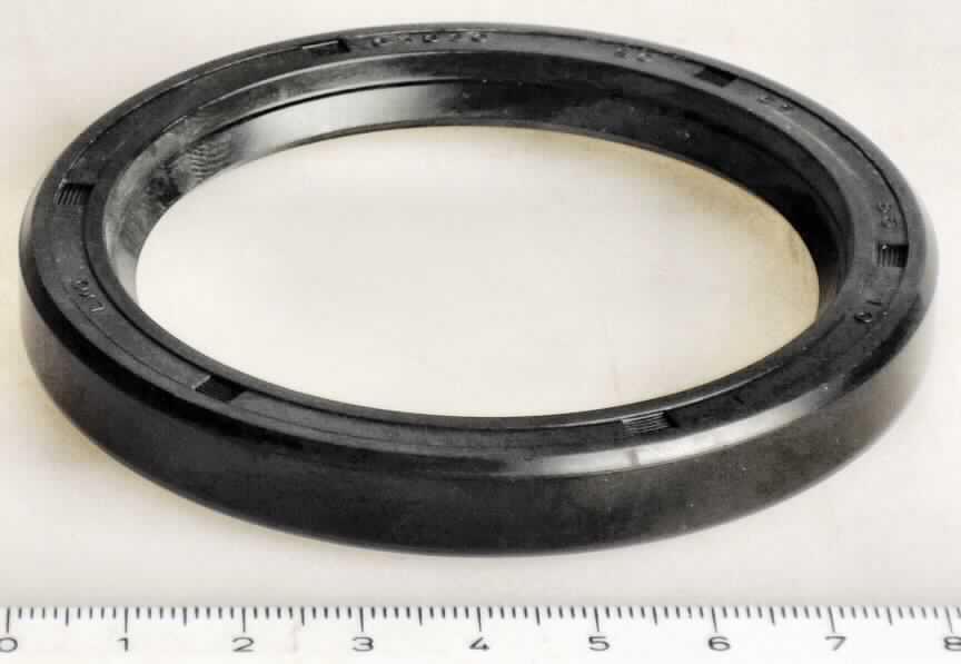 Radialwellendichtring, sog. Öldichtring, aus einem Stützring (vermutlich aus Kautschuk) mit nach innen wirkender Dichtlippe und einem eingelassenen Spiralfederring zum radialen Andrücken der Dichtlippe (Abbildung siehe Anlage), mit den Abmessungen: Außendurchmesser ca. 83 mm, Innendurchmesser ca. 65 mm, Stärke ca. 7 mm, zum Abdichten von Kolben.

Das Erzeugnis ist als "Mechanische Dichtung" einzureihen.